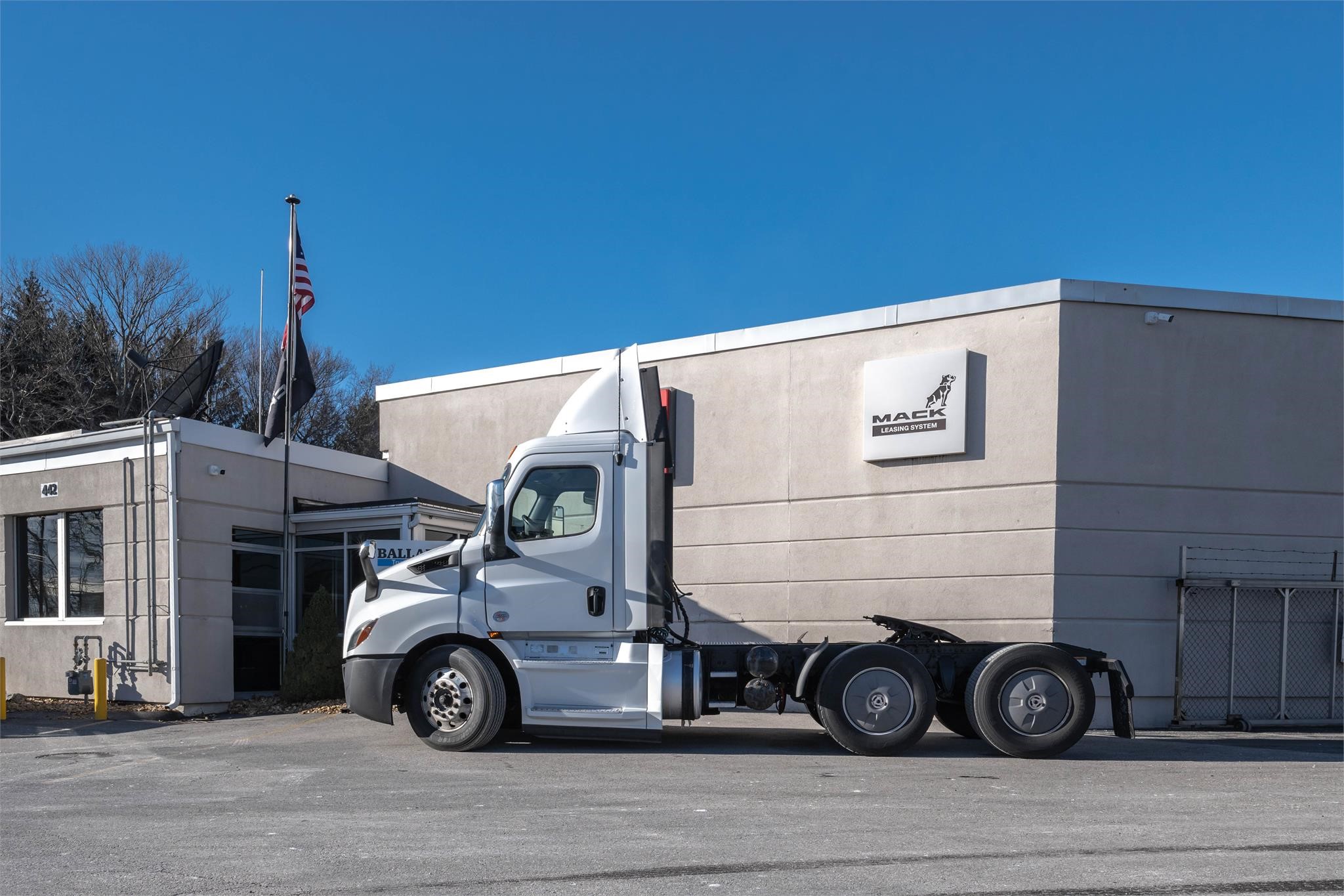 2018 FREIGHTLINER CASCADIA 116 - image 3 of 6