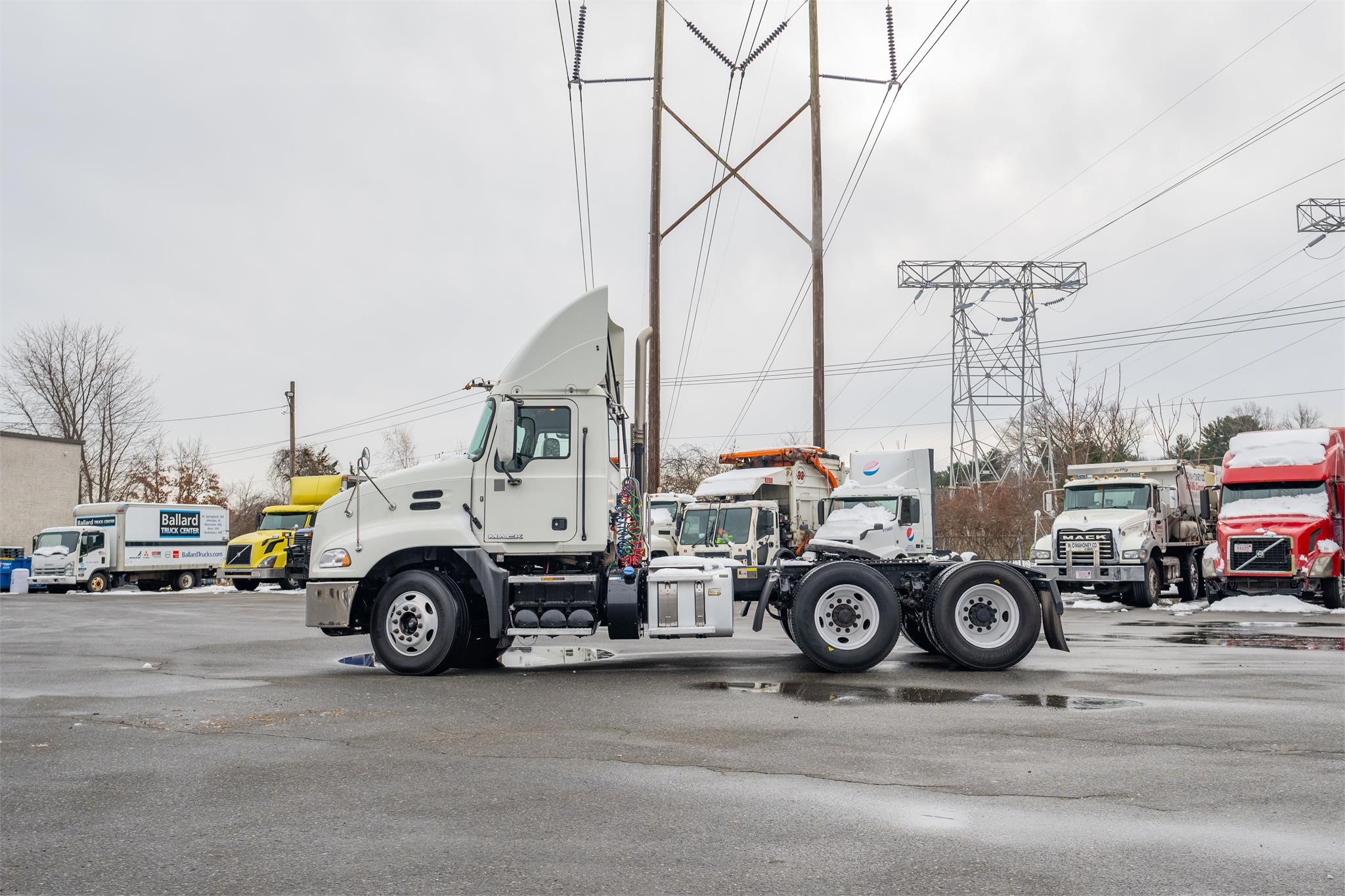 2016 MACK PINNACLE CXU613 - image 1 of 6