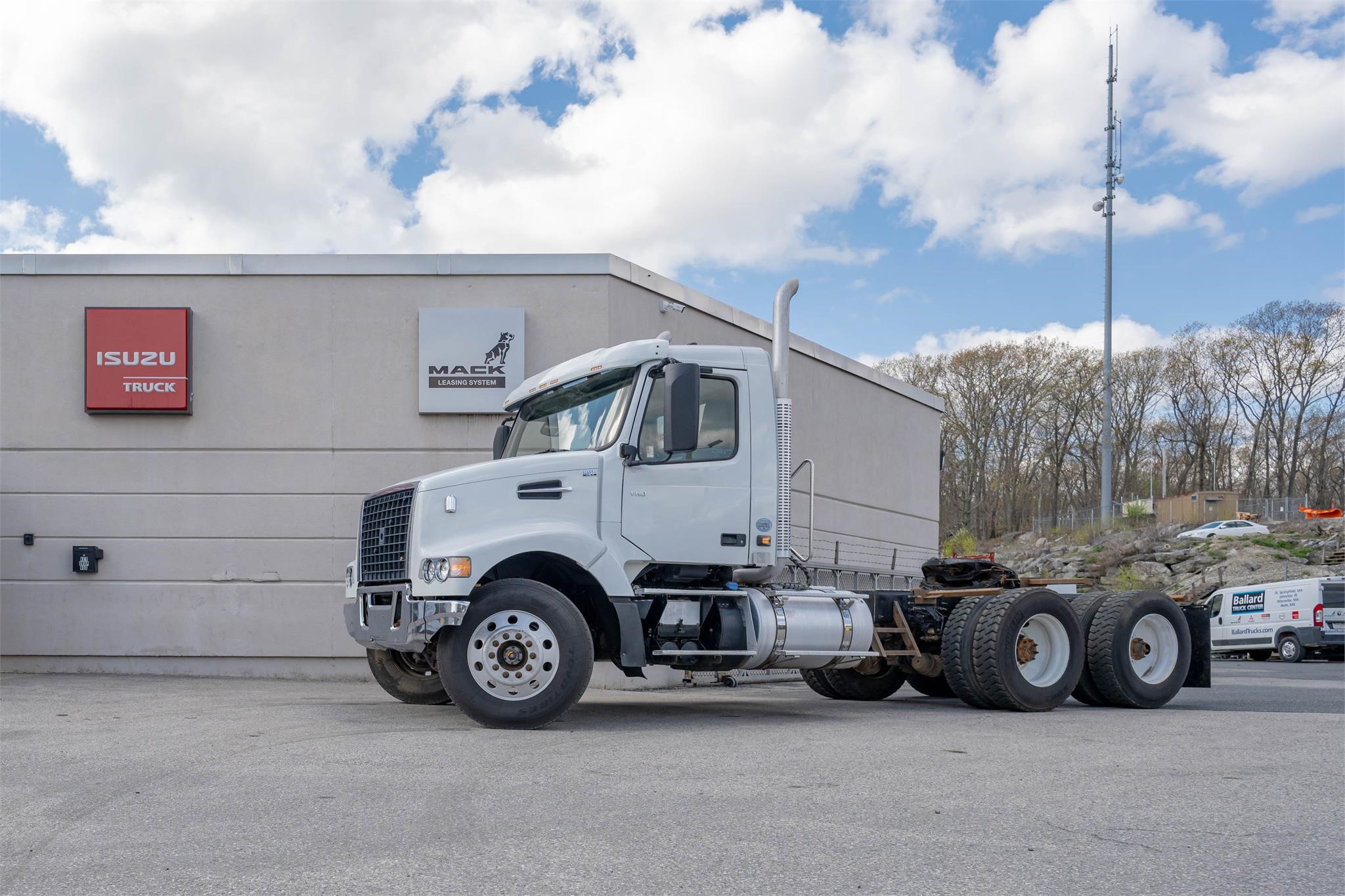 2019 VOLVO VHD64FT300 - image 1 of 6