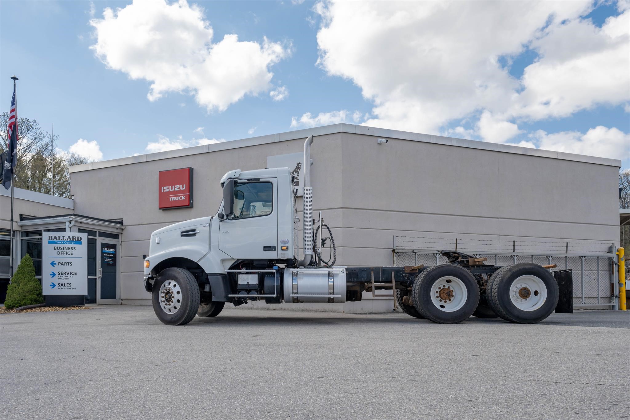 2019 VOLVO VHD64FT300 - image 2 of 6