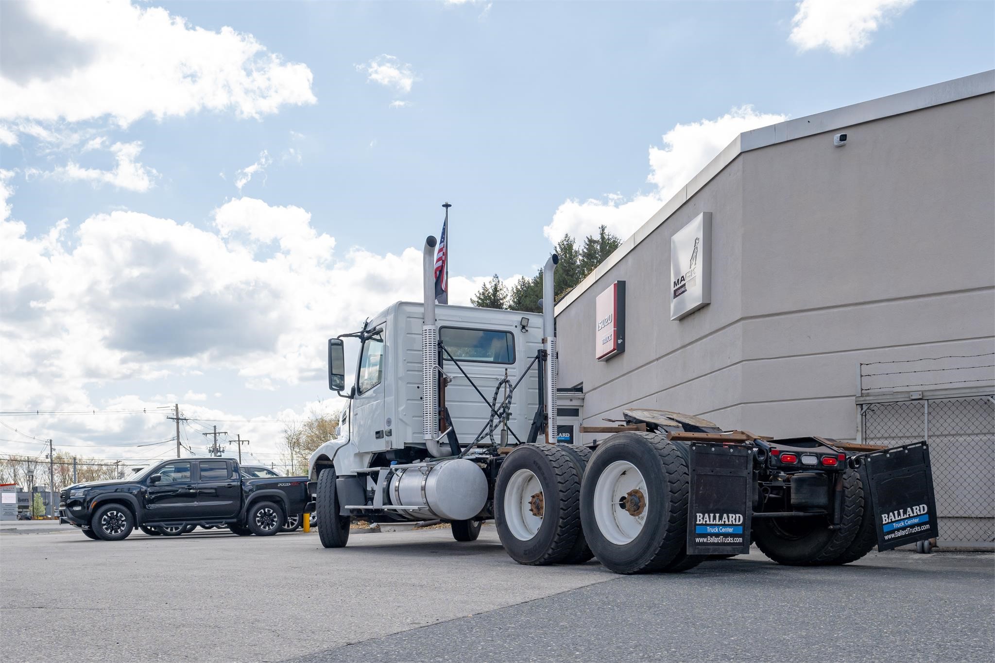 2019 VOLVO VHD64FT300 - image 3 of 6