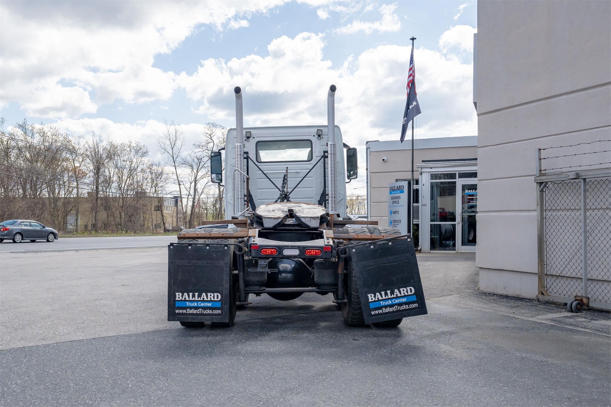 2019 VOLVO VHD64FT300 - image 4 of 6