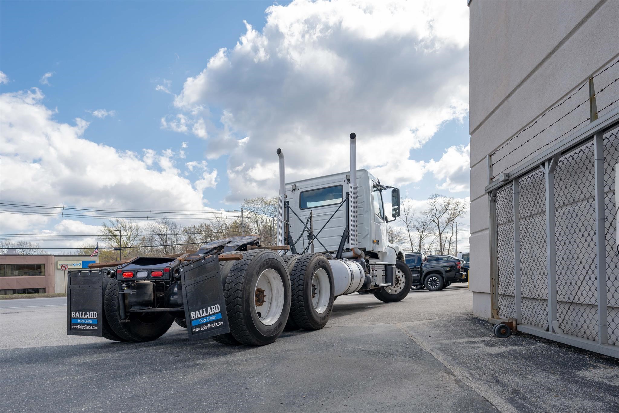 2019 VOLVO VHD64FT300 - image 5 of 6