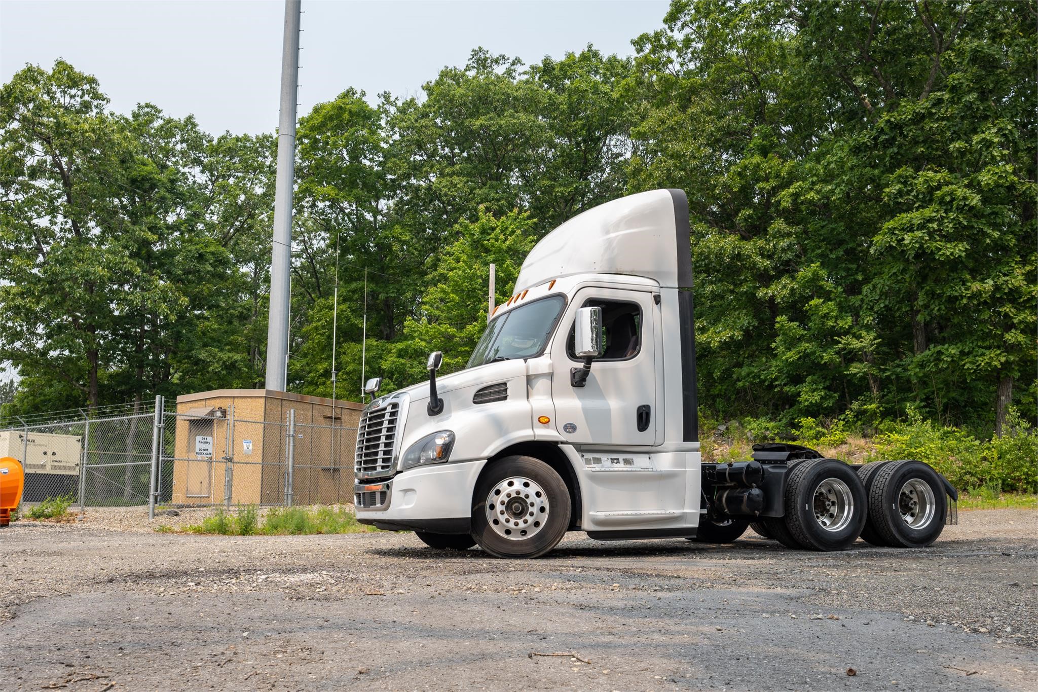 2017 FREIGHTLINER CASCADIA 113 - image 1 of 6