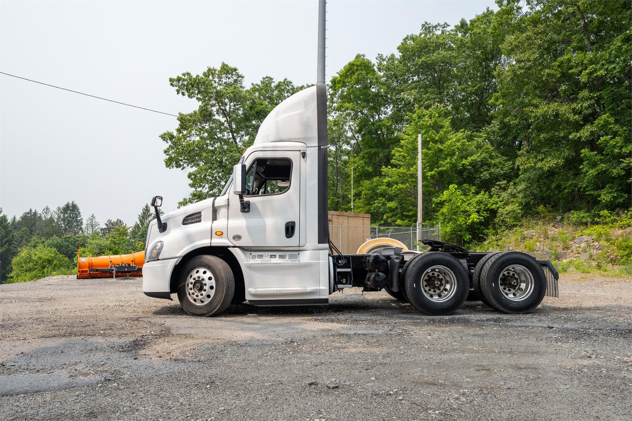 2017 FREIGHTLINER CASCADIA 113 - image 2 of 6