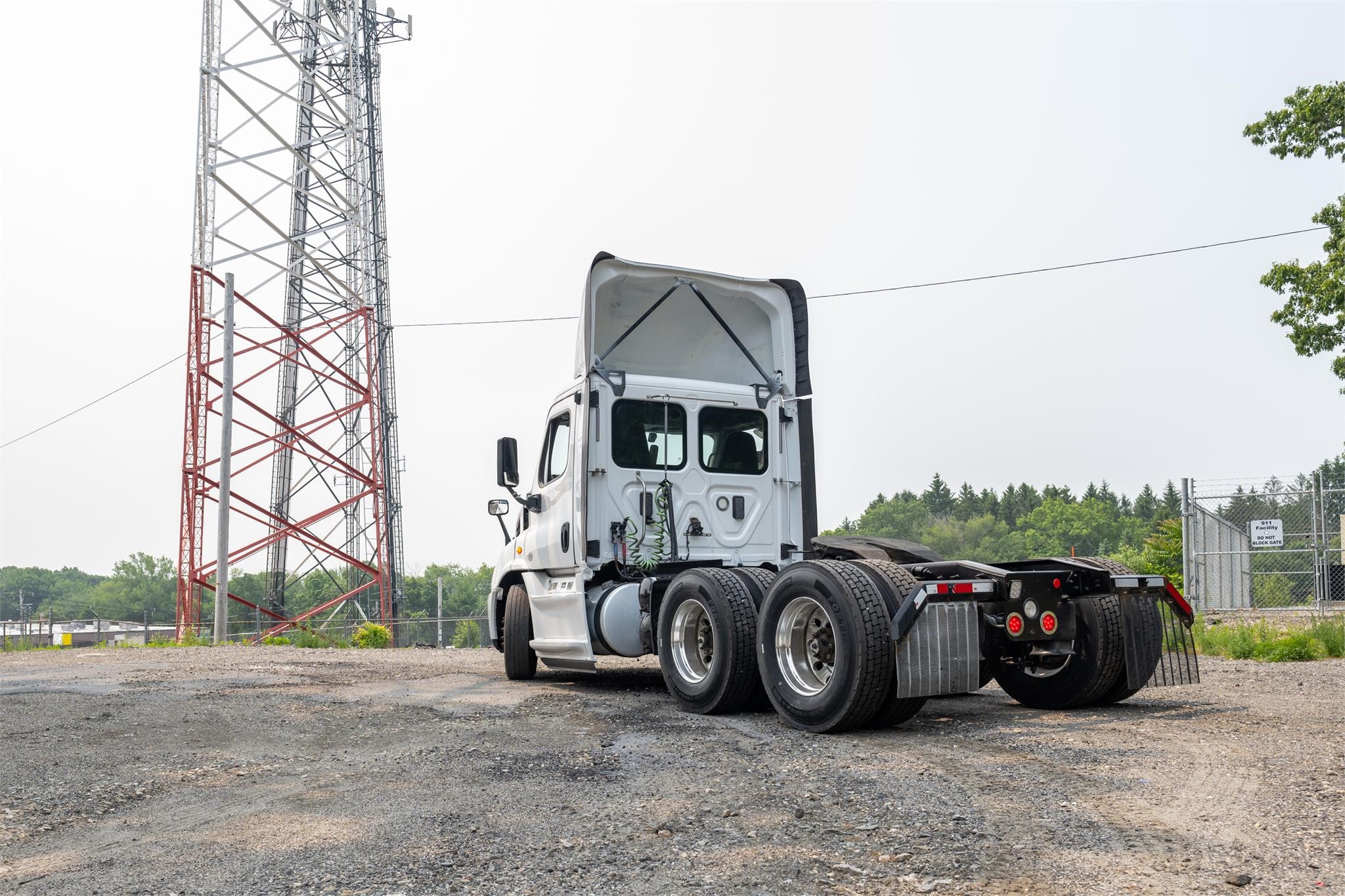 2017 FREIGHTLINER CASCADIA 113 - image 3 of 6