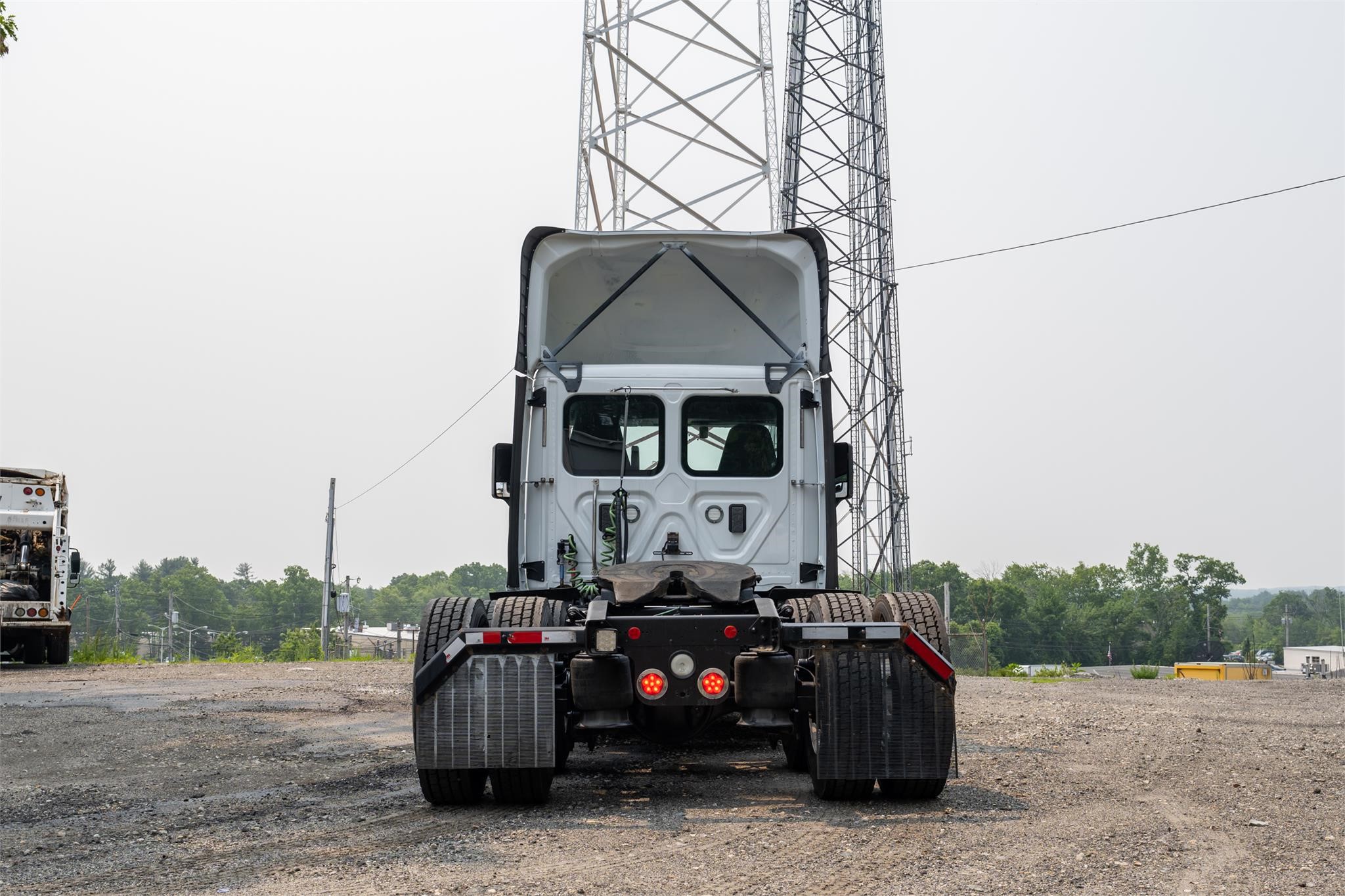 2017 FREIGHTLINER CASCADIA 113 - image 4 of 6