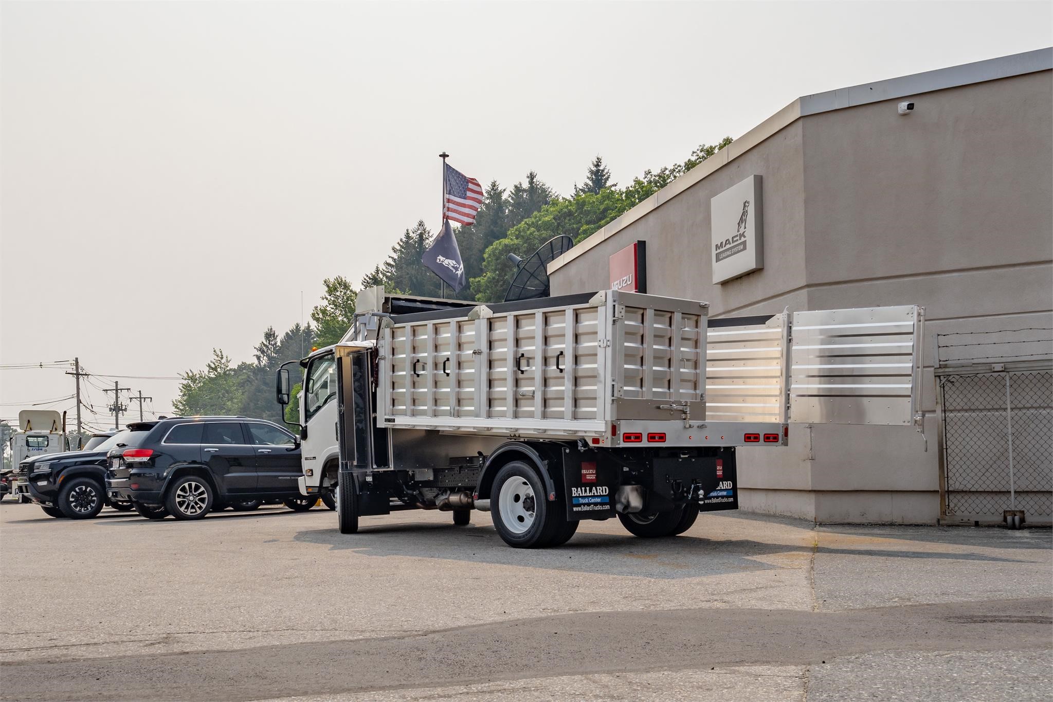 2024 ISUZU NPR HD - image 3 of 6