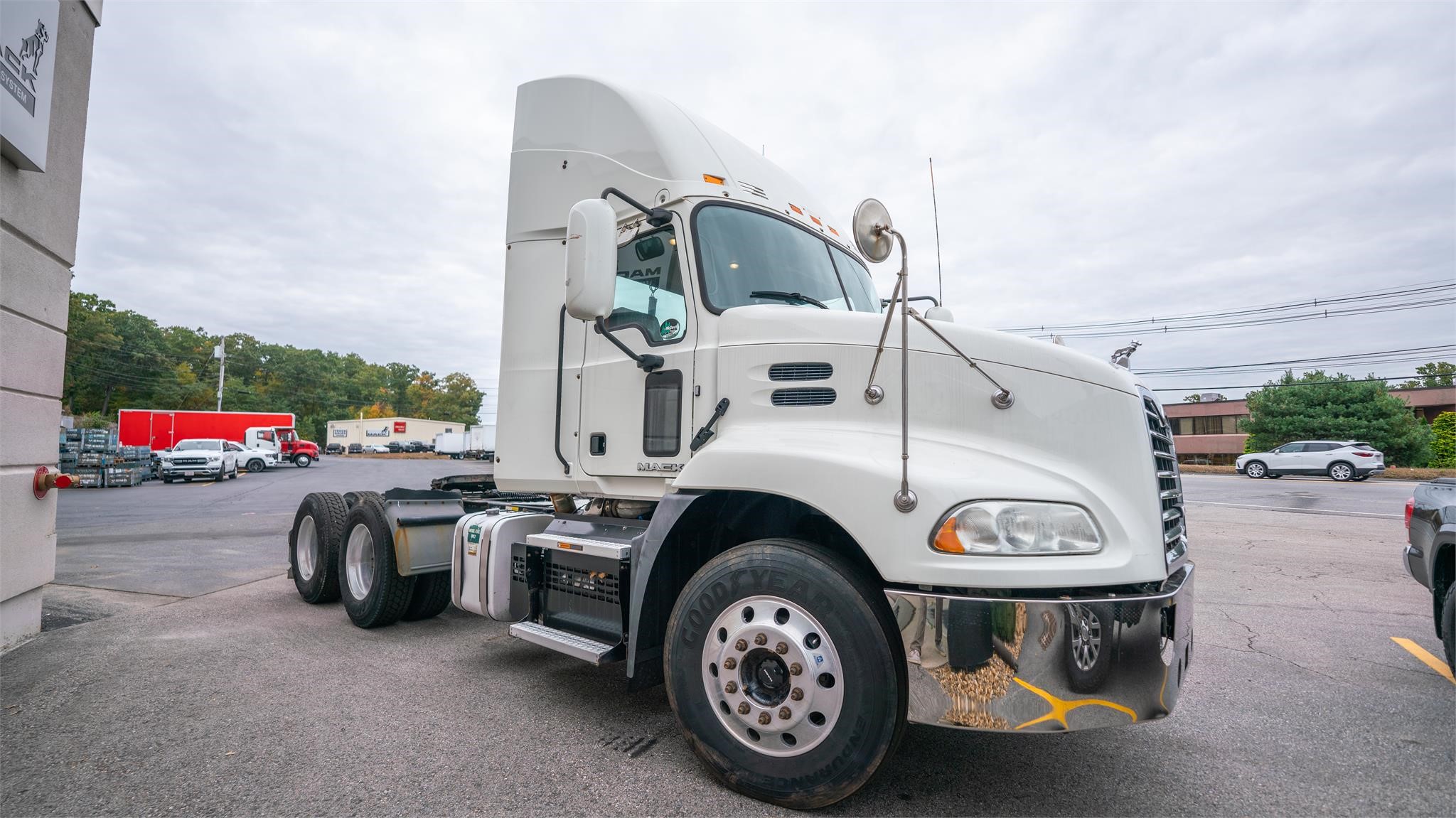 2018 MACK PINNACLE CXU613 - image 2 of 6