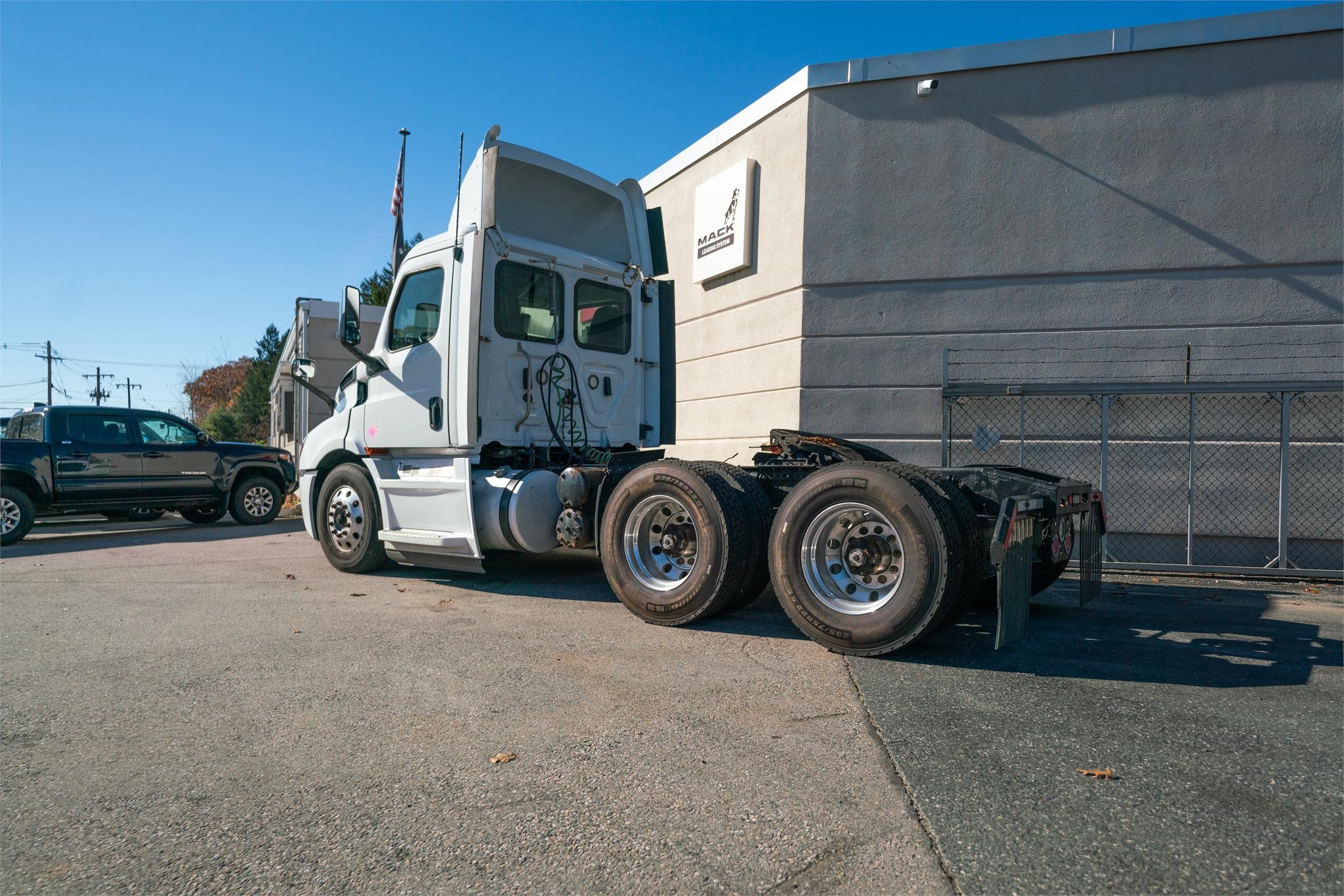 2018 FREIGHTLINER CASCADIA 116 - image 3 of 6