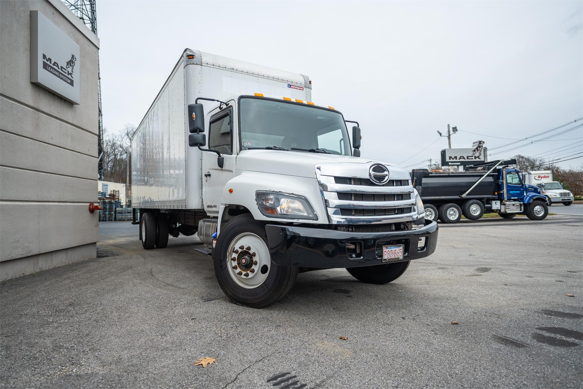 2018 HINO 268 - image 2 of 6