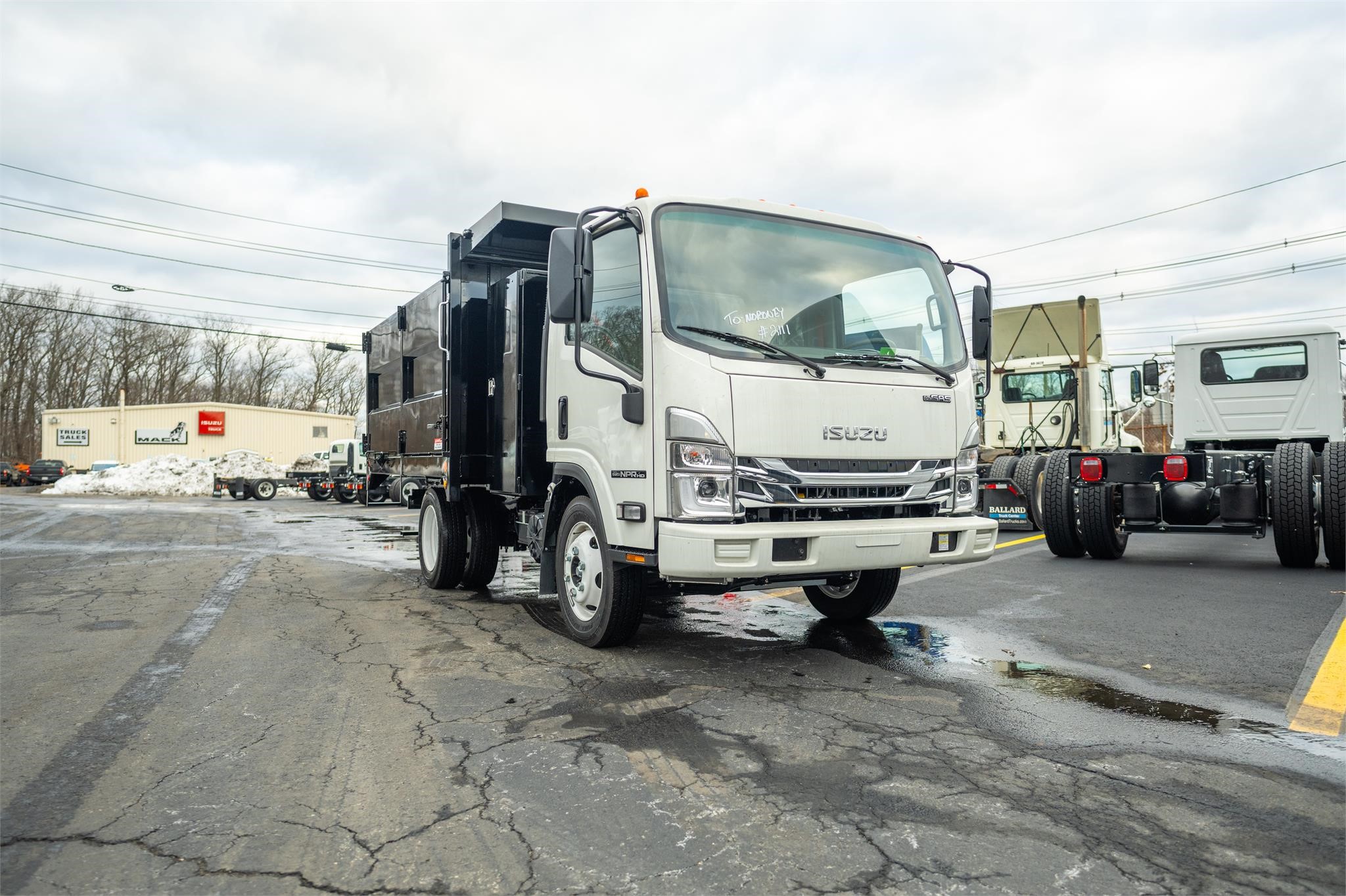 2024 ISUZU NPR HD - image 2 of 6