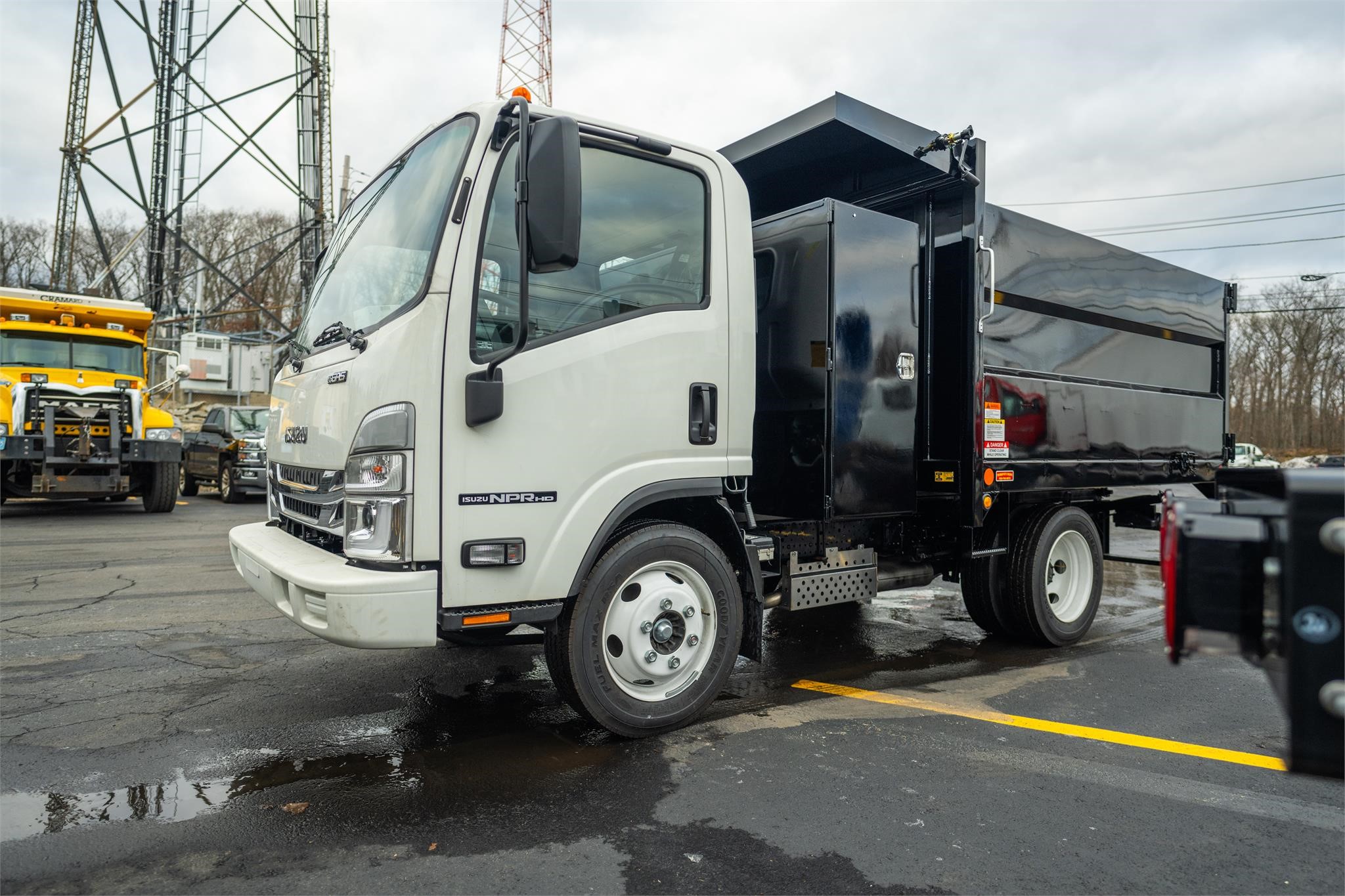 2024 ISUZU NPR HD - image 3 of 6