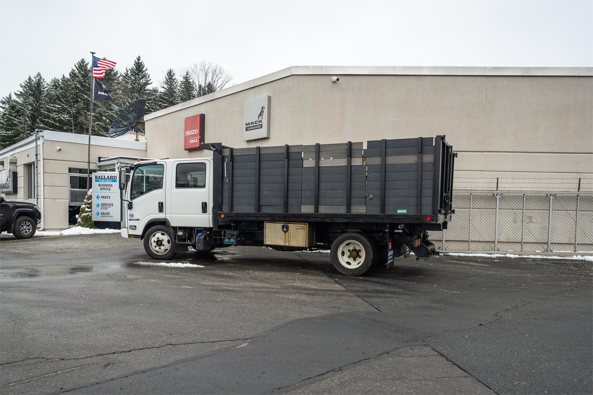 2015 ISUZU NPR XD - image 3 of 6