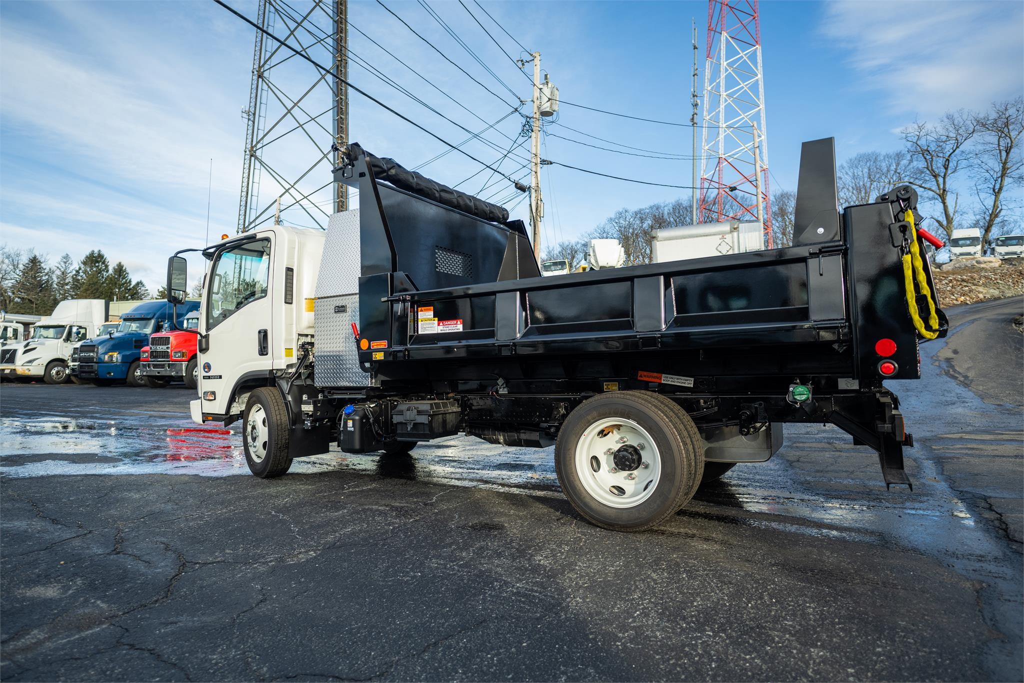 2024 ISUZU NRR - image 3 of 6