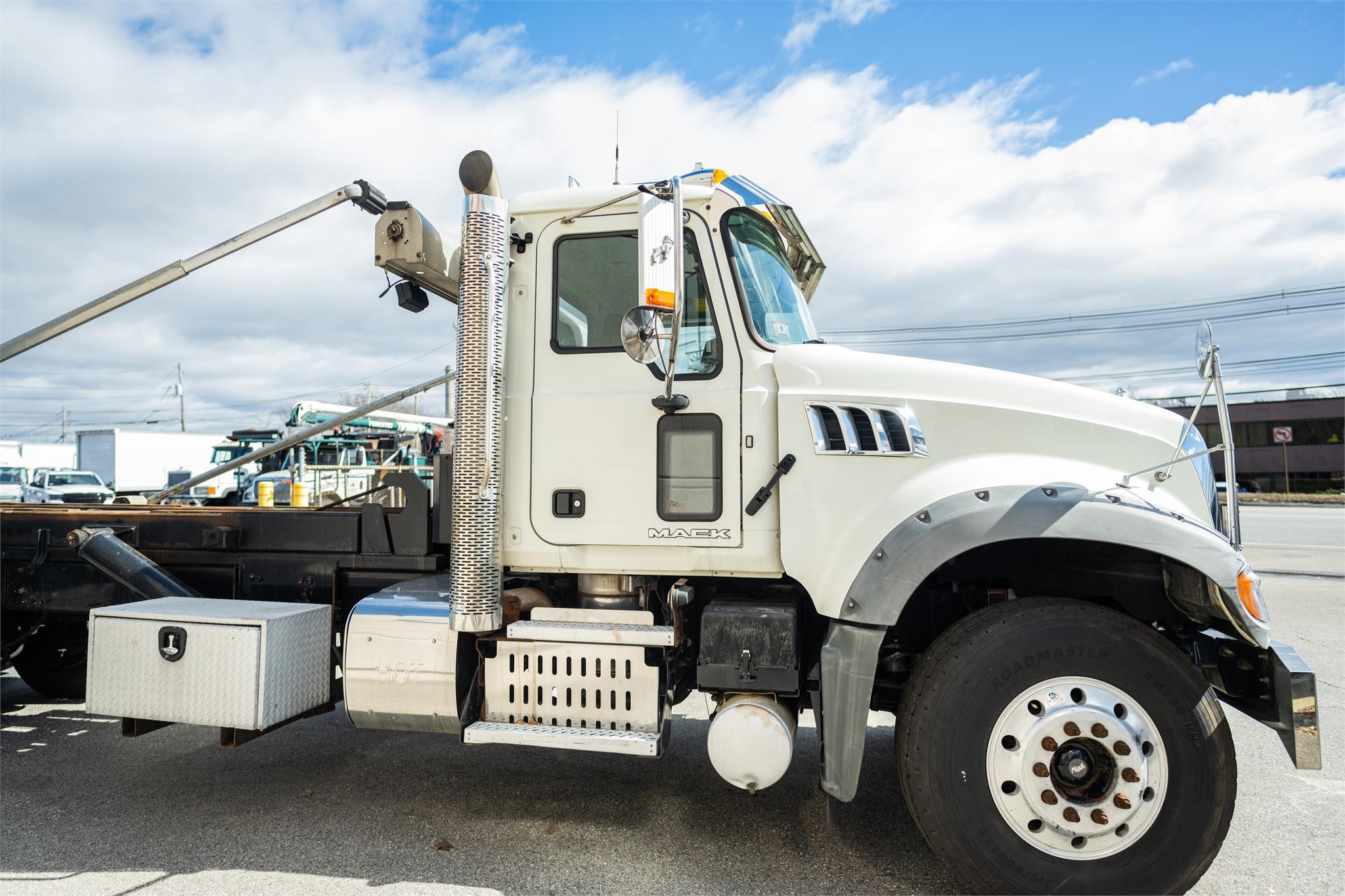 2017 MACK GRANITE GU713 - image 2 of 6