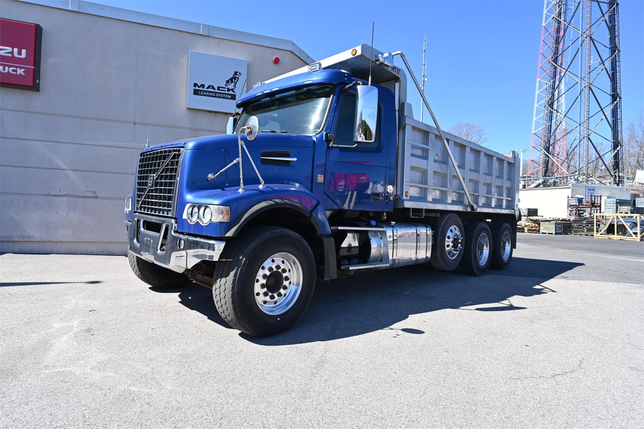 2016 VOLVO VHD84F200 - image 1 of 6