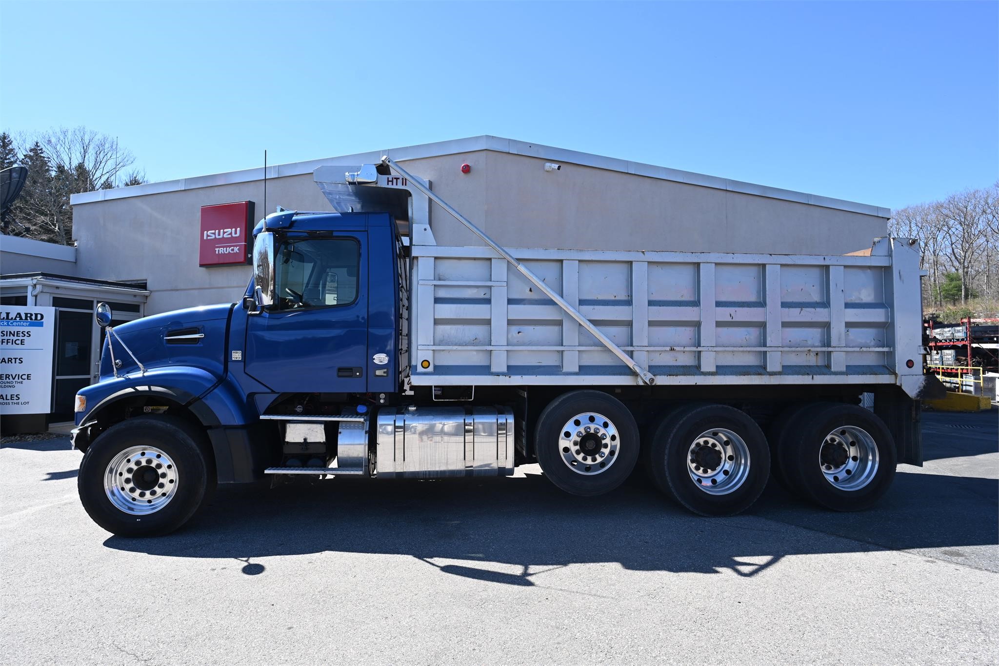 2016 VOLVO VHD84F200 - image 2 of 6