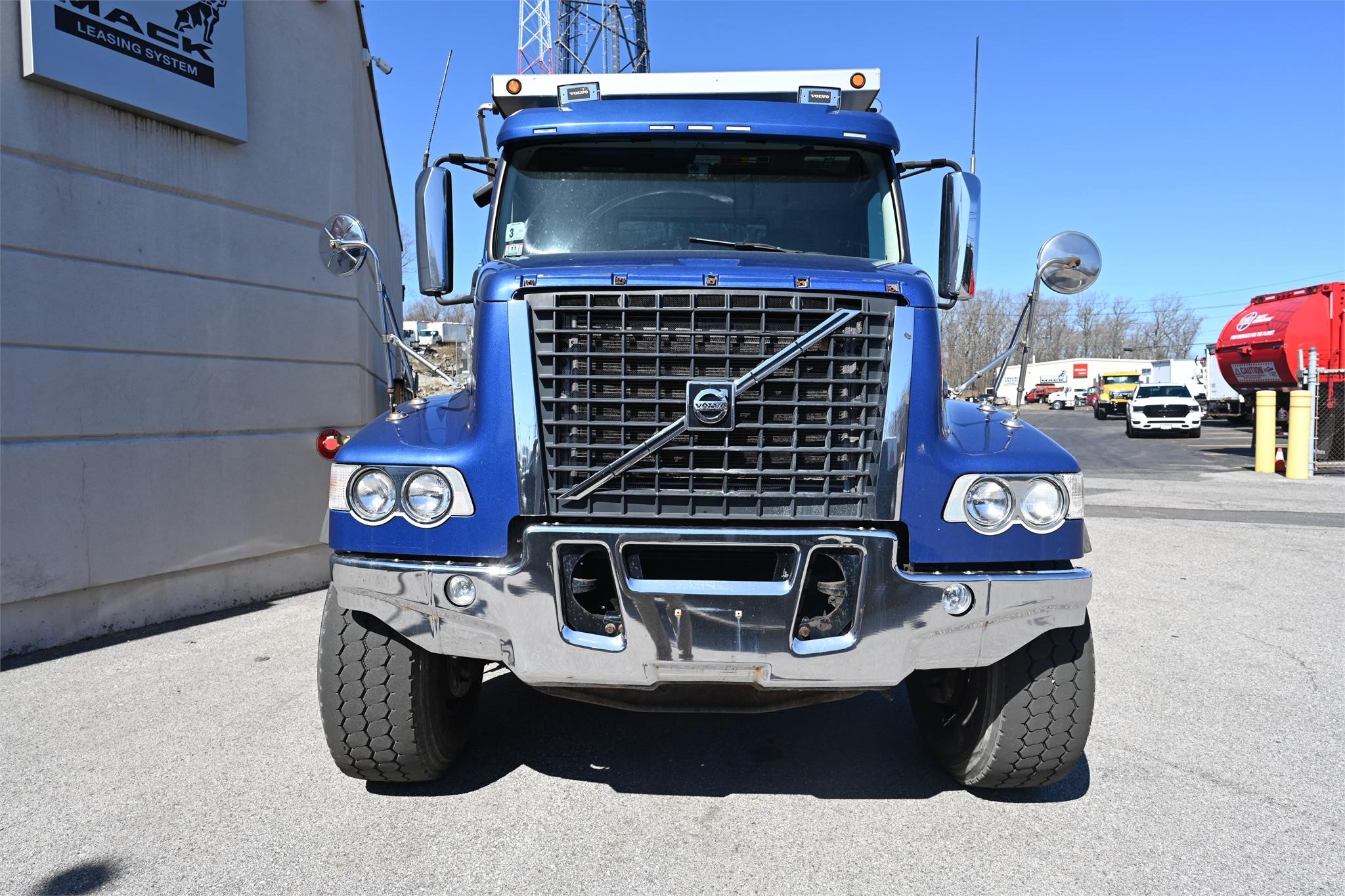 2016 VOLVO VHD84F200 - image 3 of 6