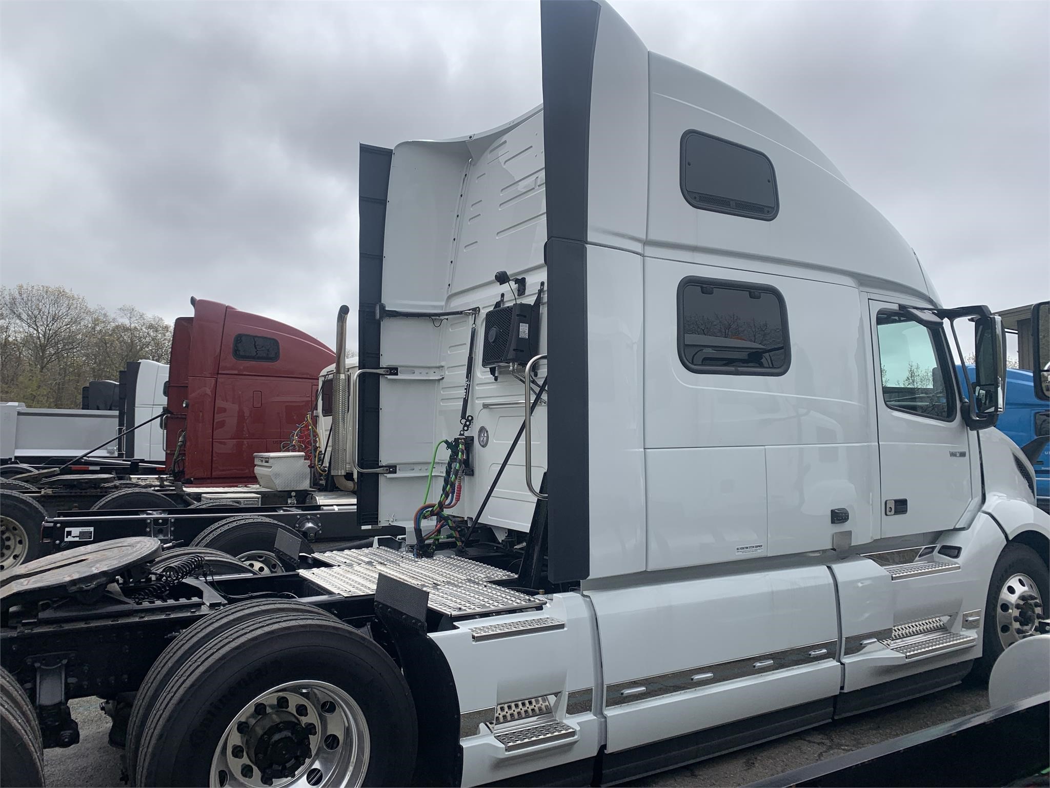 2024 VOLVO VNL64T860 - image 5 of 6