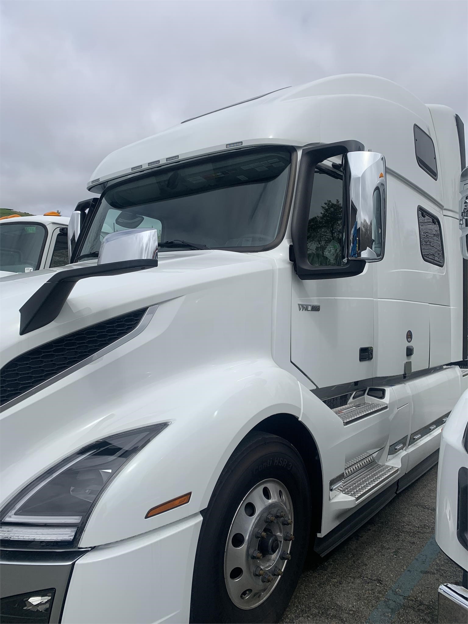 2024 VOLVO VNL64T860 - image 3 of 6