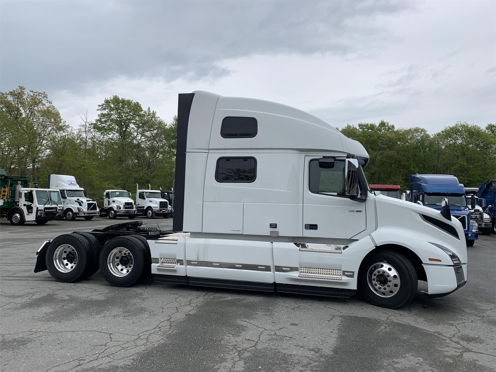 2024 VOLVO VNL64T860 - image 2 of 6