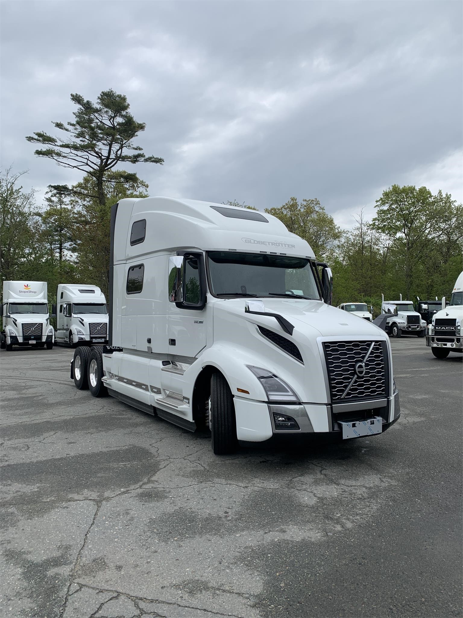 2024 VOLVO VNL64T860 - image 4 of 6