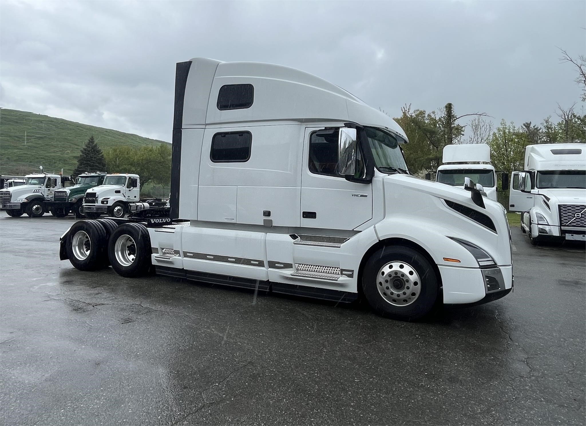 2024 VOLVO VNL64T860 - image 1 of 6