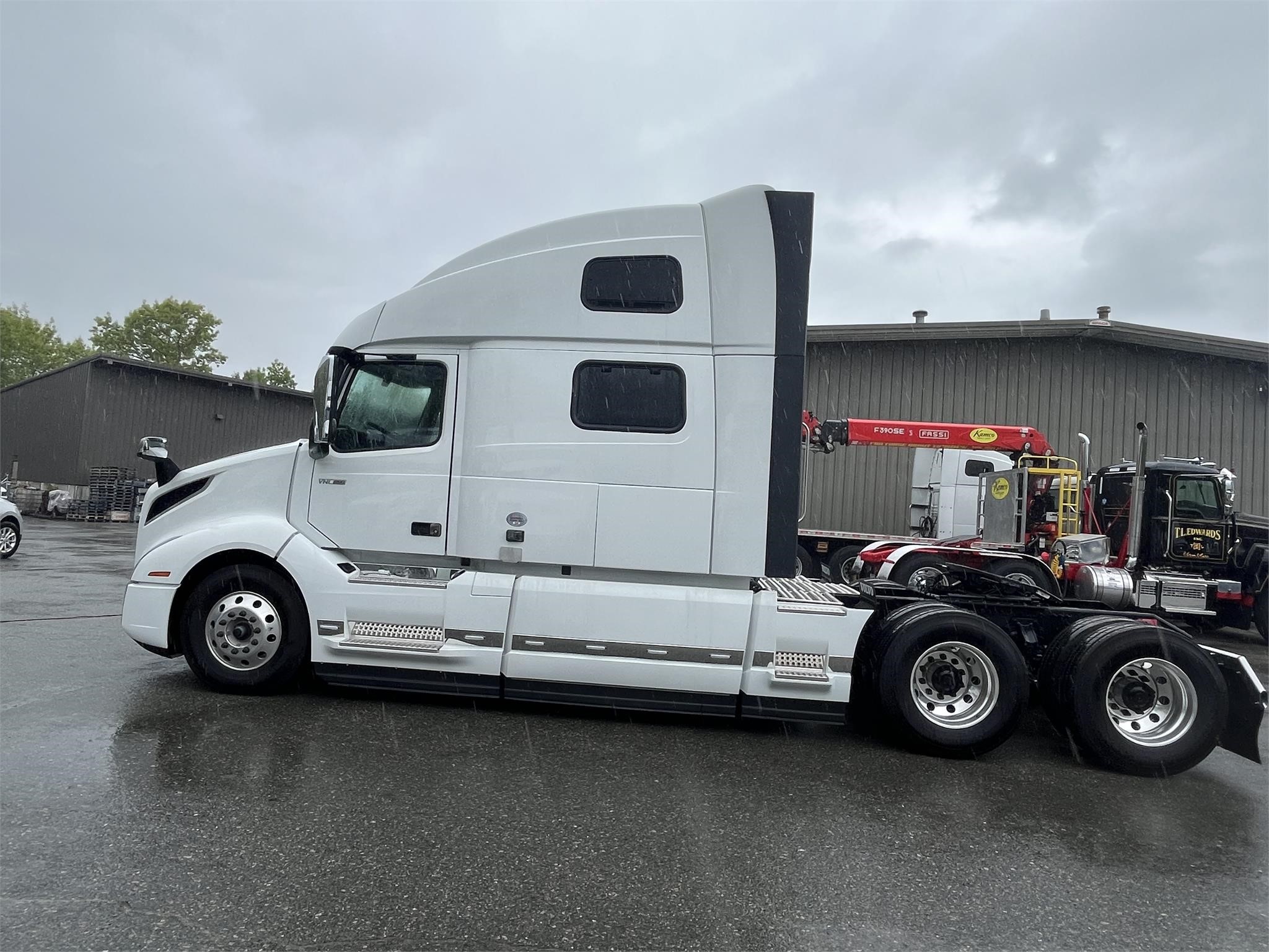 2024 VOLVO VNL64T860 - image 2 of 6