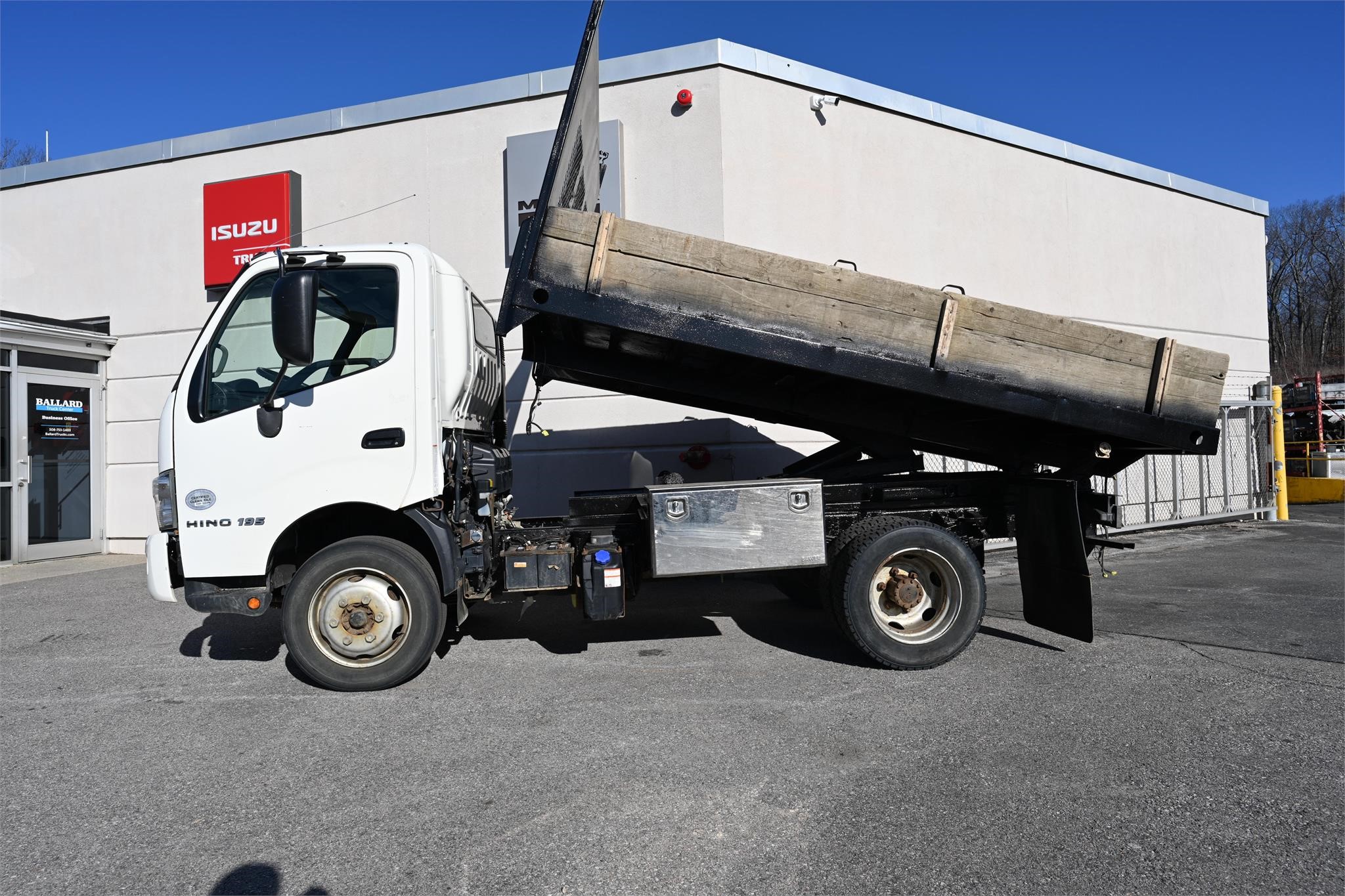 2016 HINO 195 - image 2 of 6