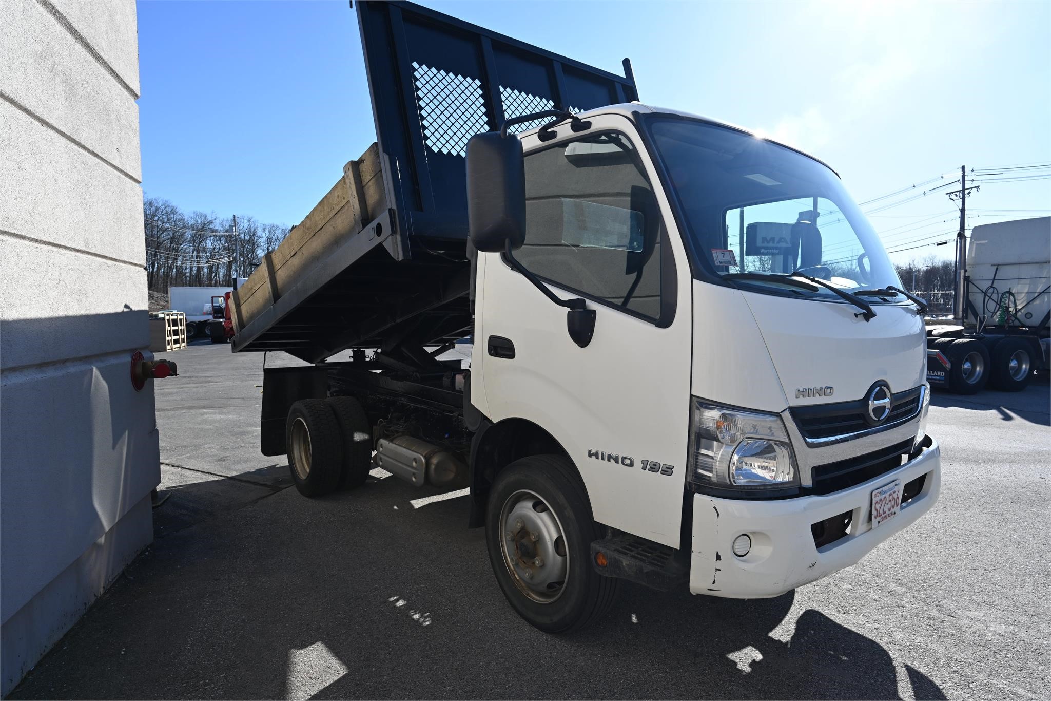 2016 HINO 195 - image 3 of 6