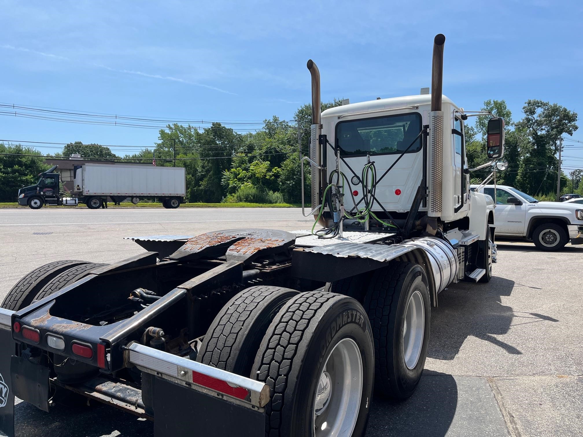 2019 MACK PINNACLE 64T - image 3 of 6