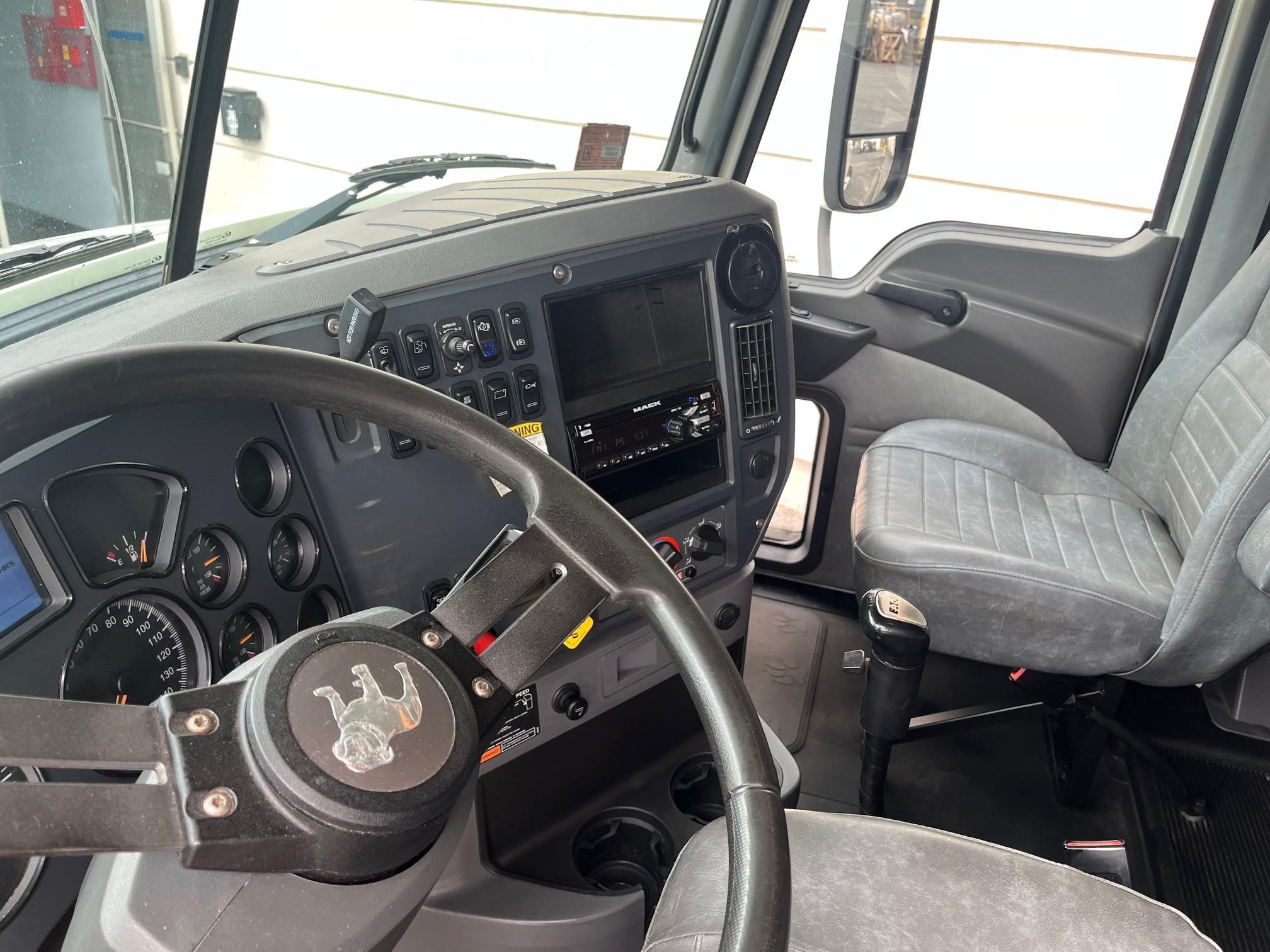 2018 MACK PINNACLE CXU613 - image 4 of 6