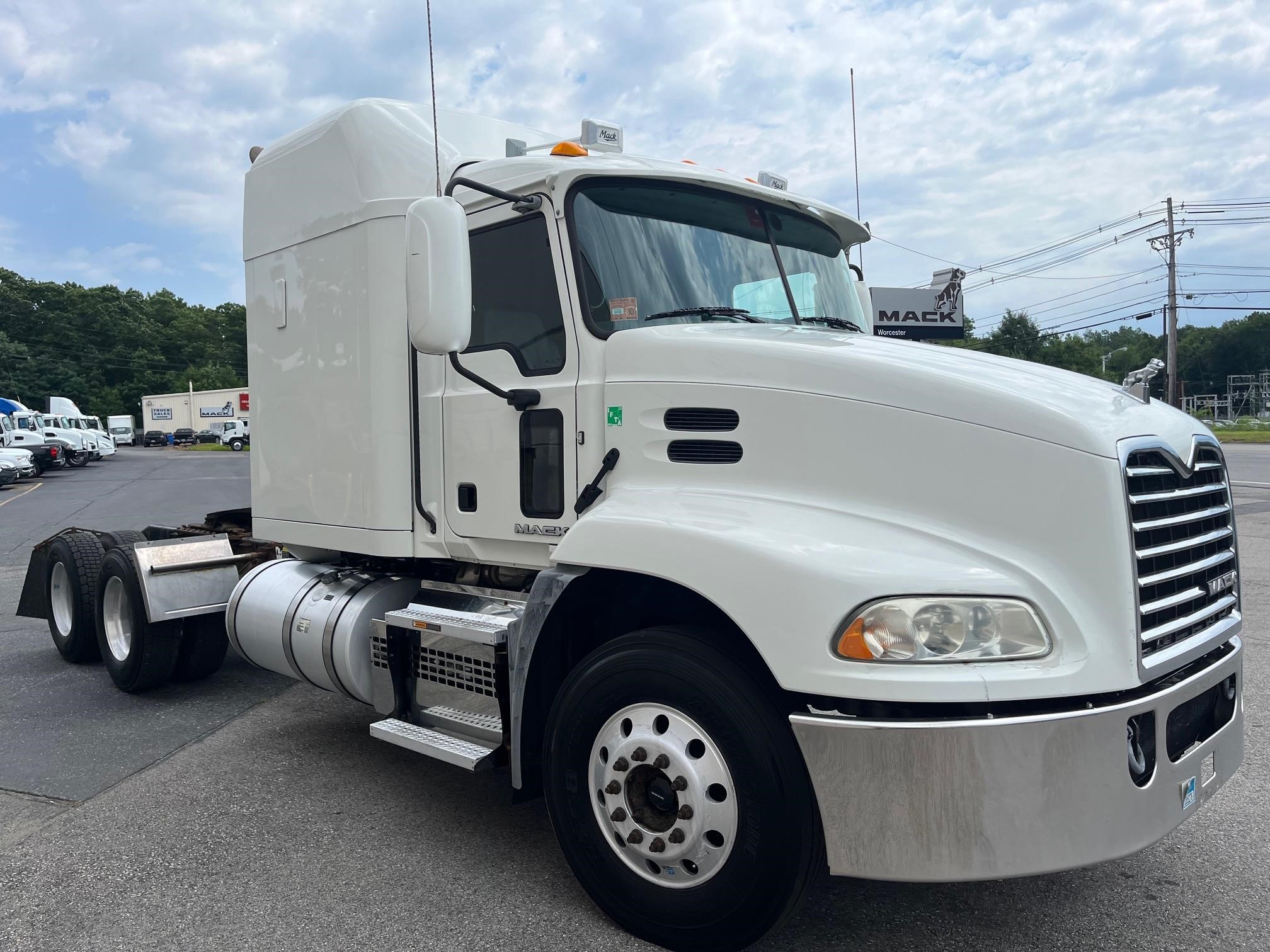 2018 MACK PINNACLE CXU613 - image 2 of 6