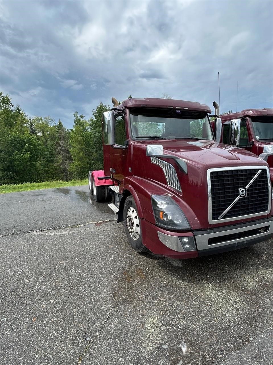 2019 VOLVO VNL64T300 - image 2 of 6