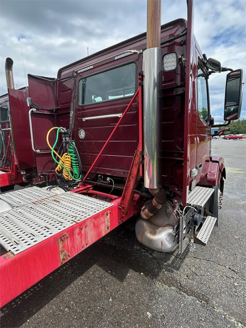 2019 VOLVO VNL64T300 - image 4 of 6