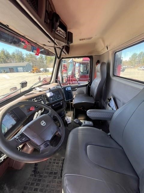 2018 VOLVO VNL64T300 - image 4 of 6