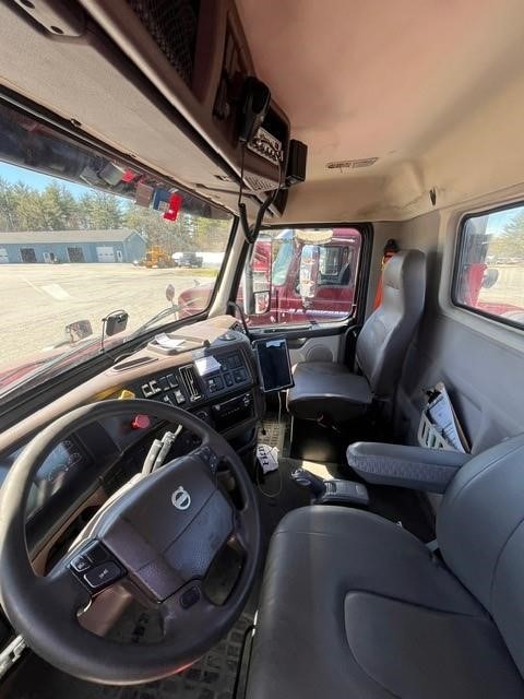 2018 VOLVO VNL64T300 - image 5 of 6