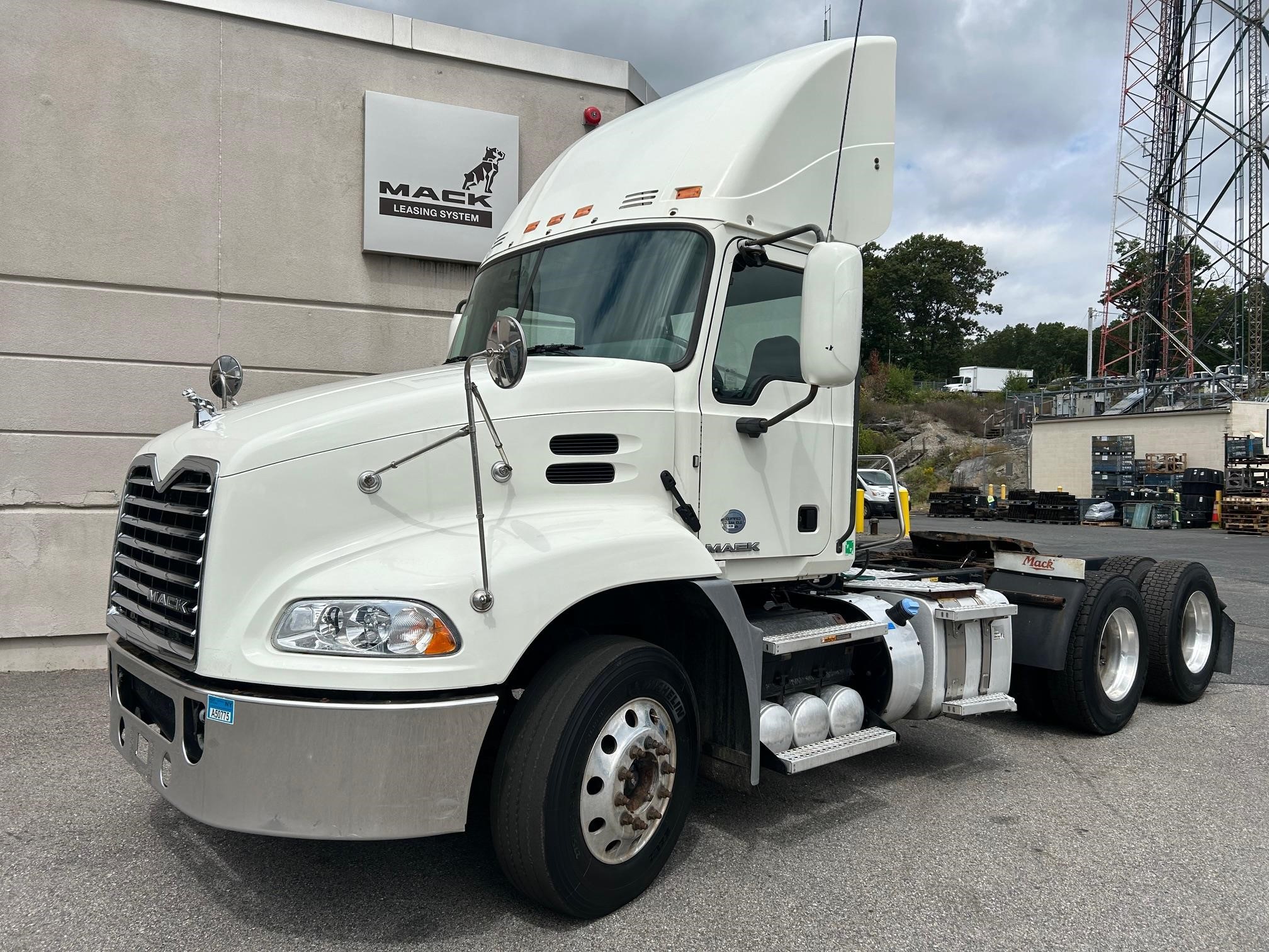 2015 MACK PINNACLE CXU613 - image 1 of 6