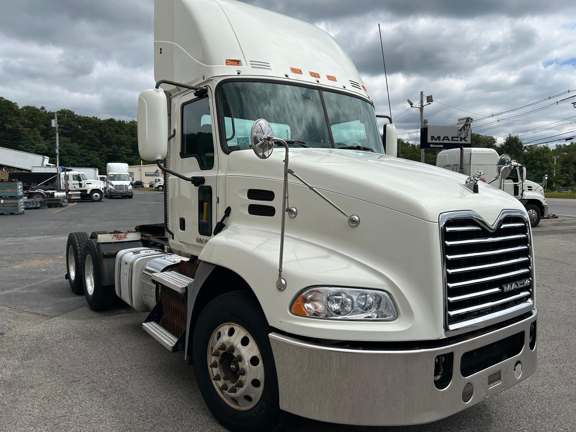 2015 MACK PINNACLE CXU613 - image 2 of 6