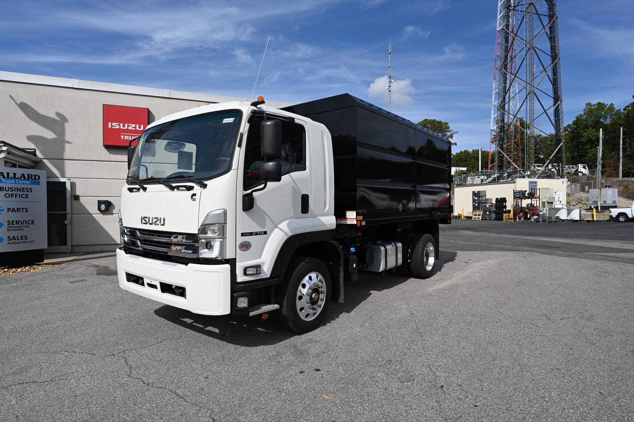 2025 ISUZU FTR - image 1 of 6