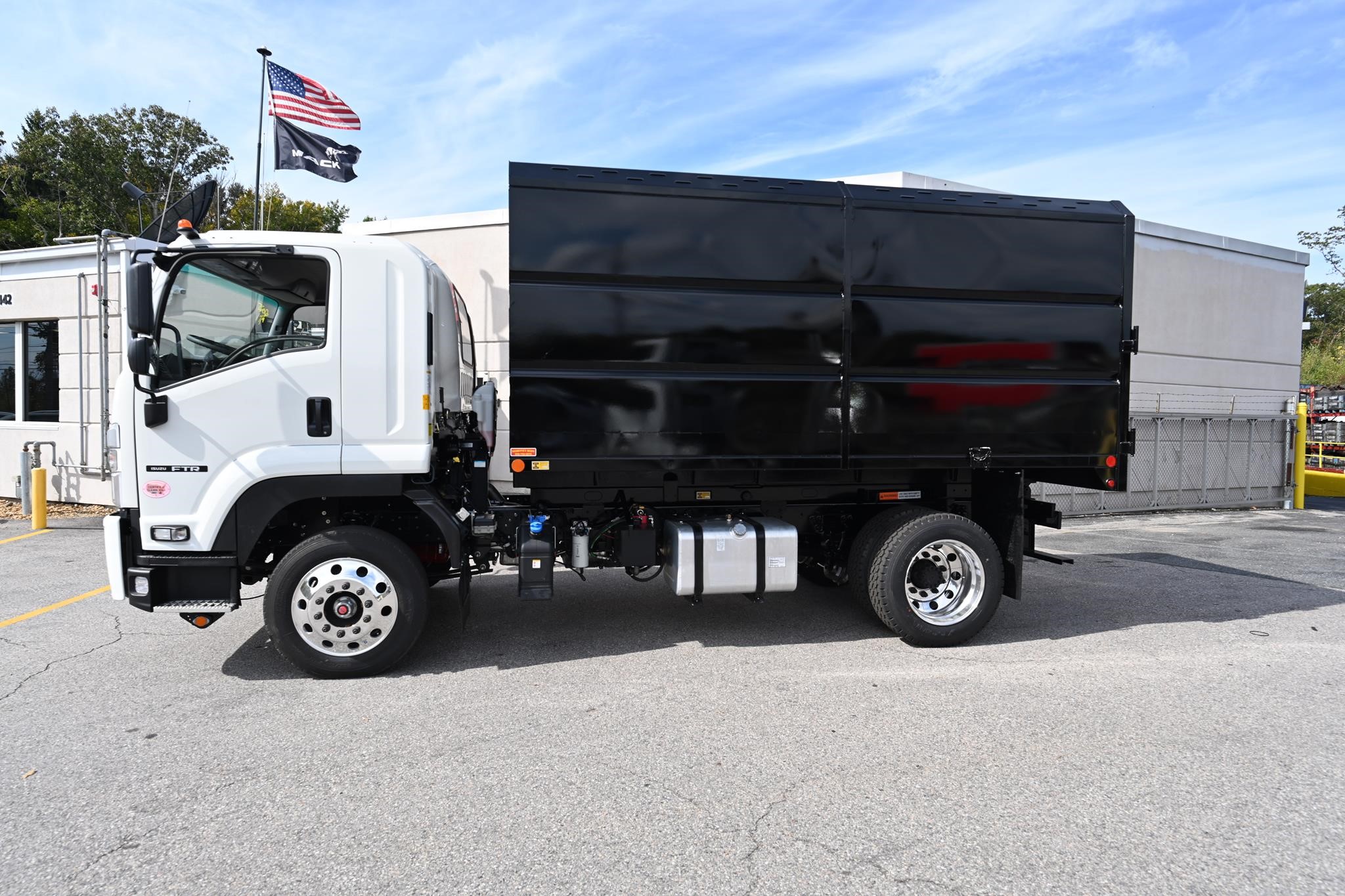 2025 ISUZU FTR - image 4 of 6