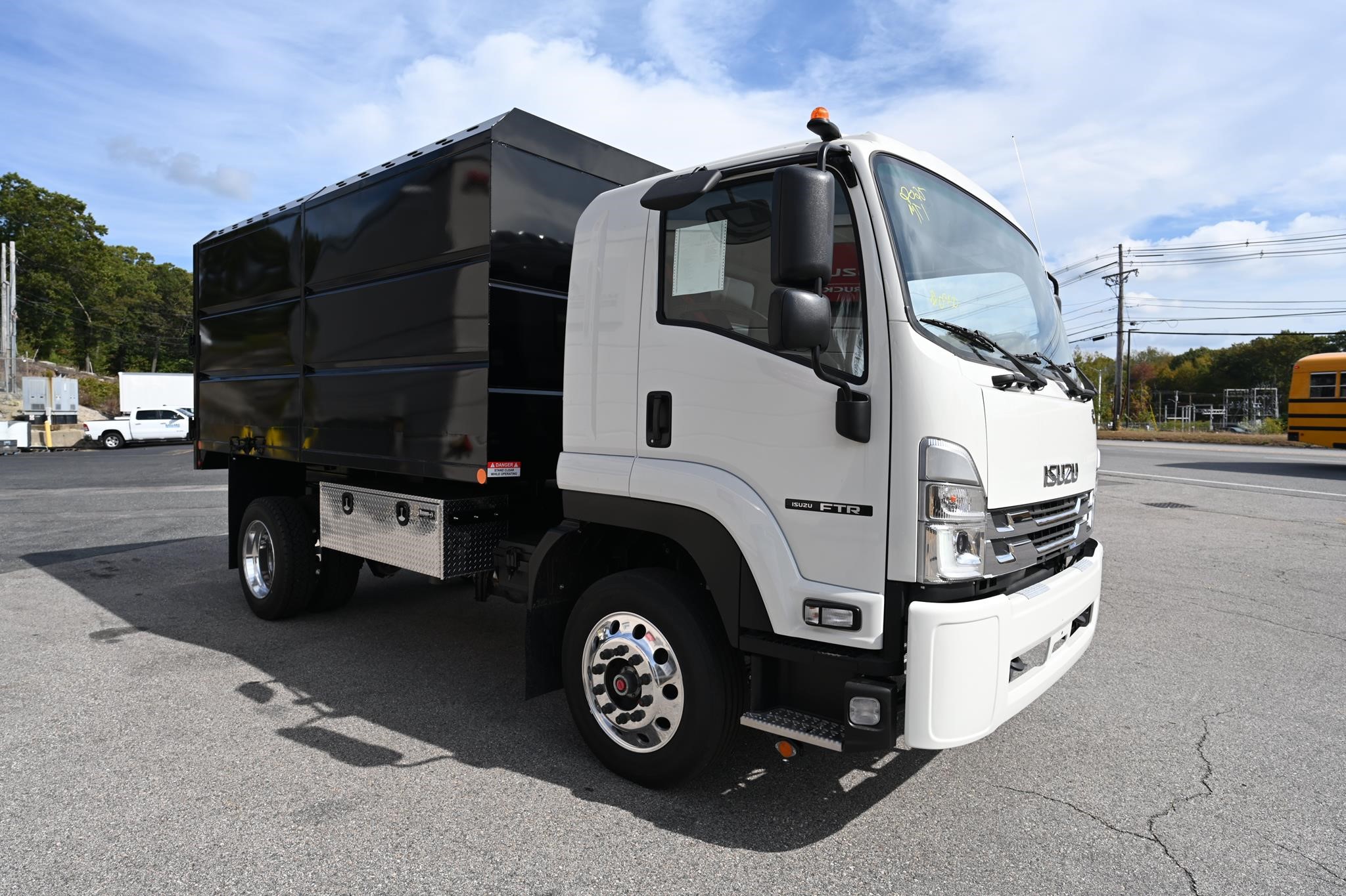 2025 ISUZU FTR - image 3 of 6