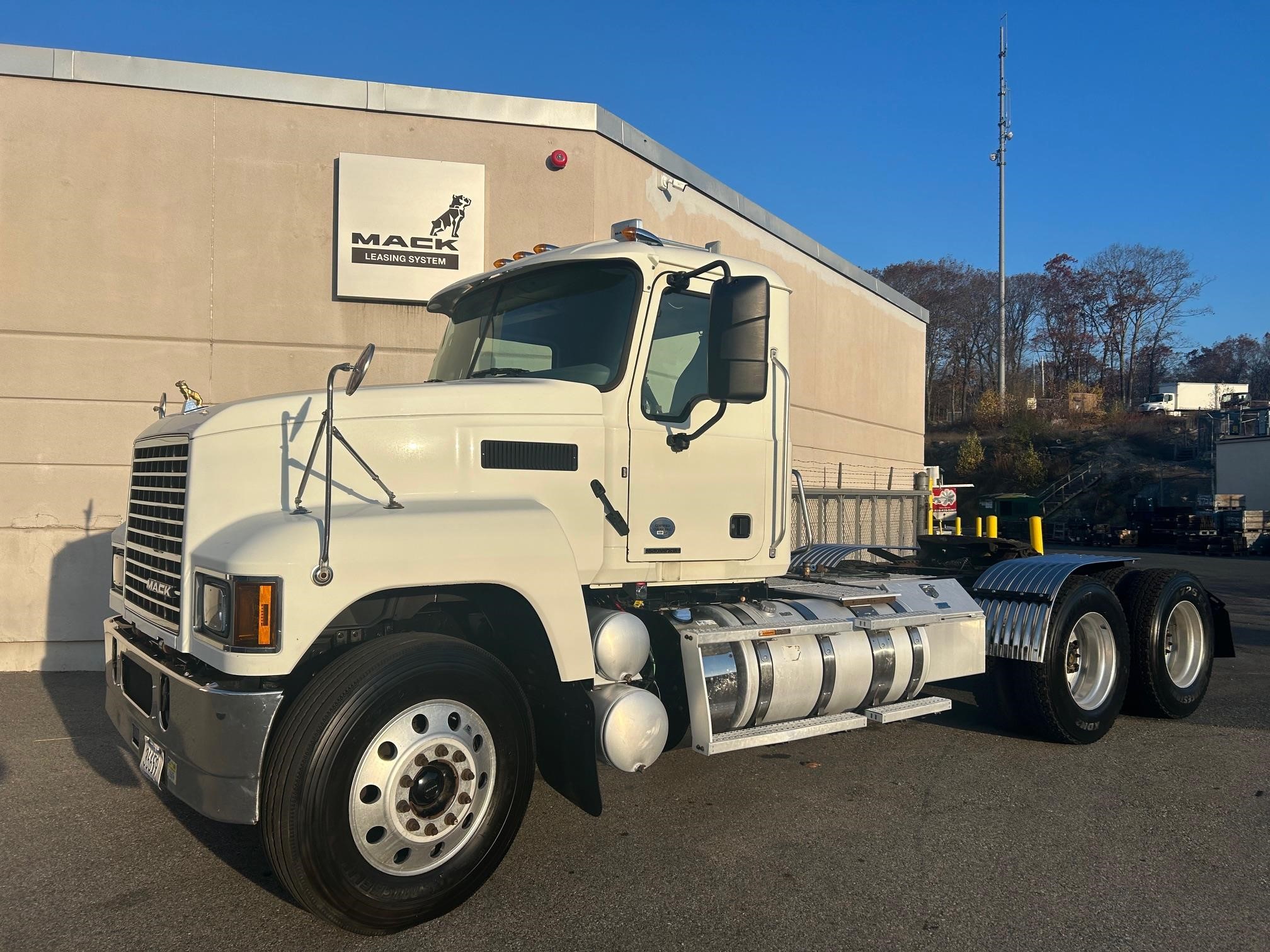 2019 MACK PINNACLE 64T - image 1 of 6