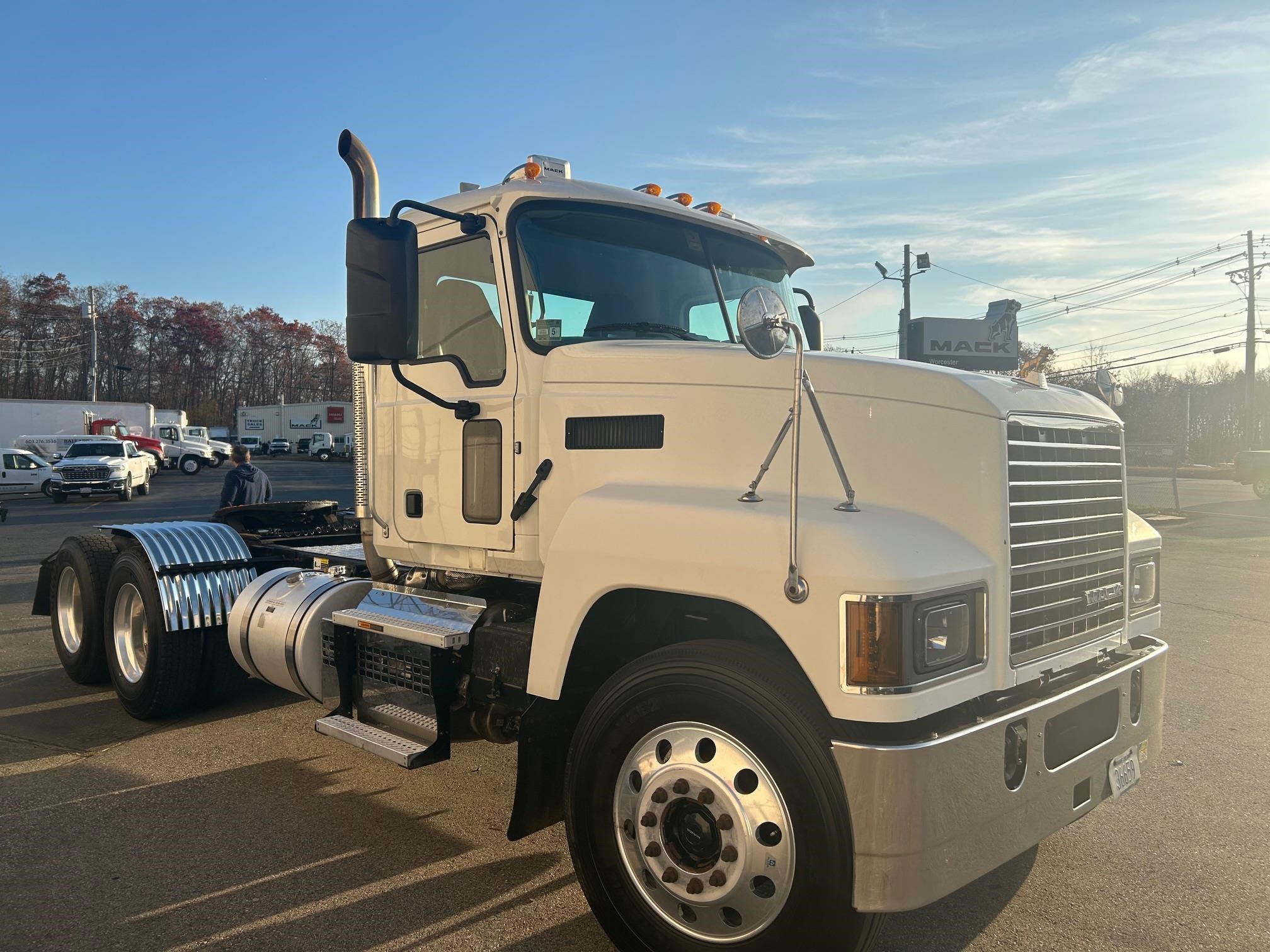 2019 MACK PINNACLE 64T - image 2 of 6