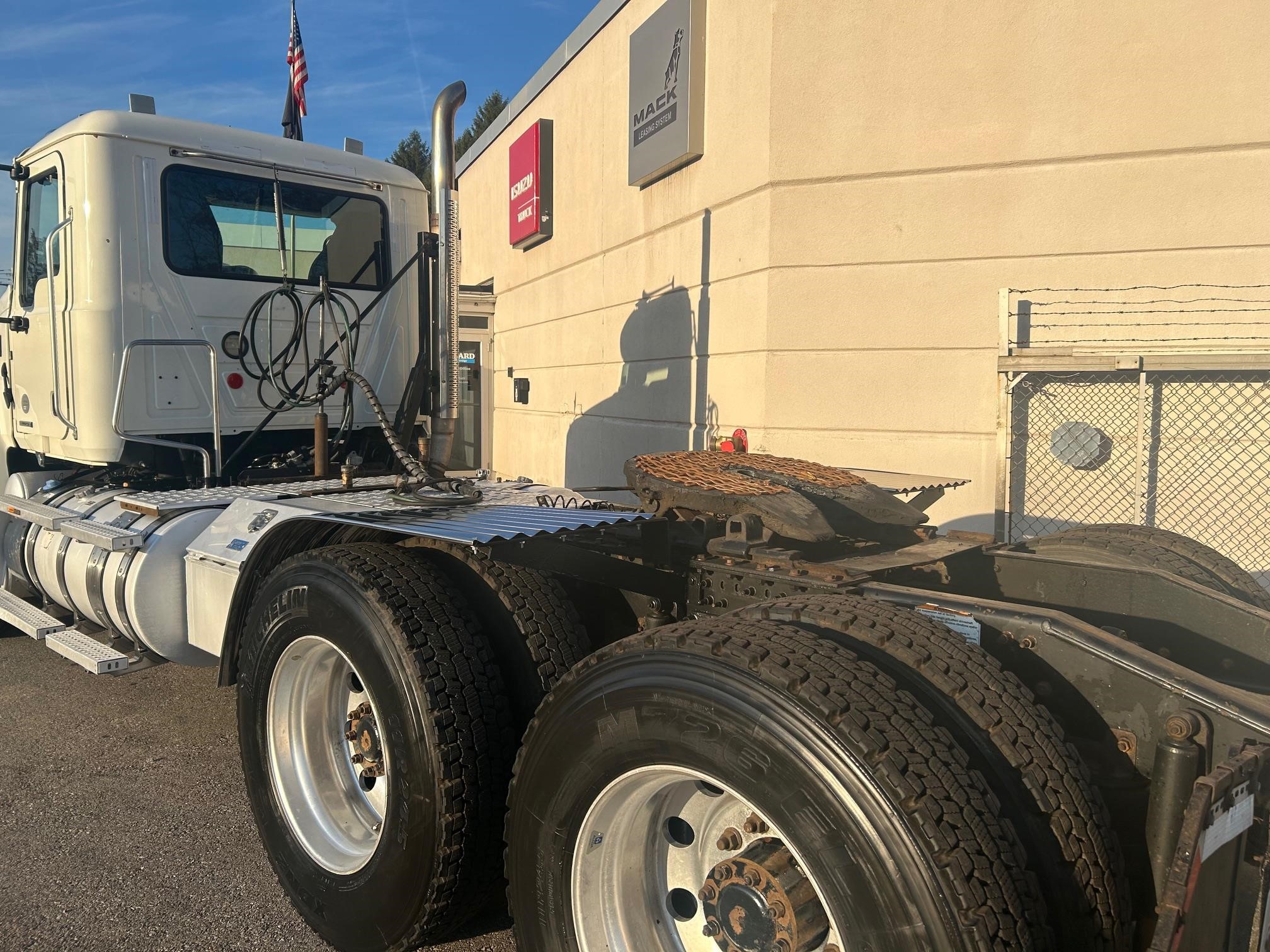 2019 MACK PINNACLE 64T - image 3 of 6