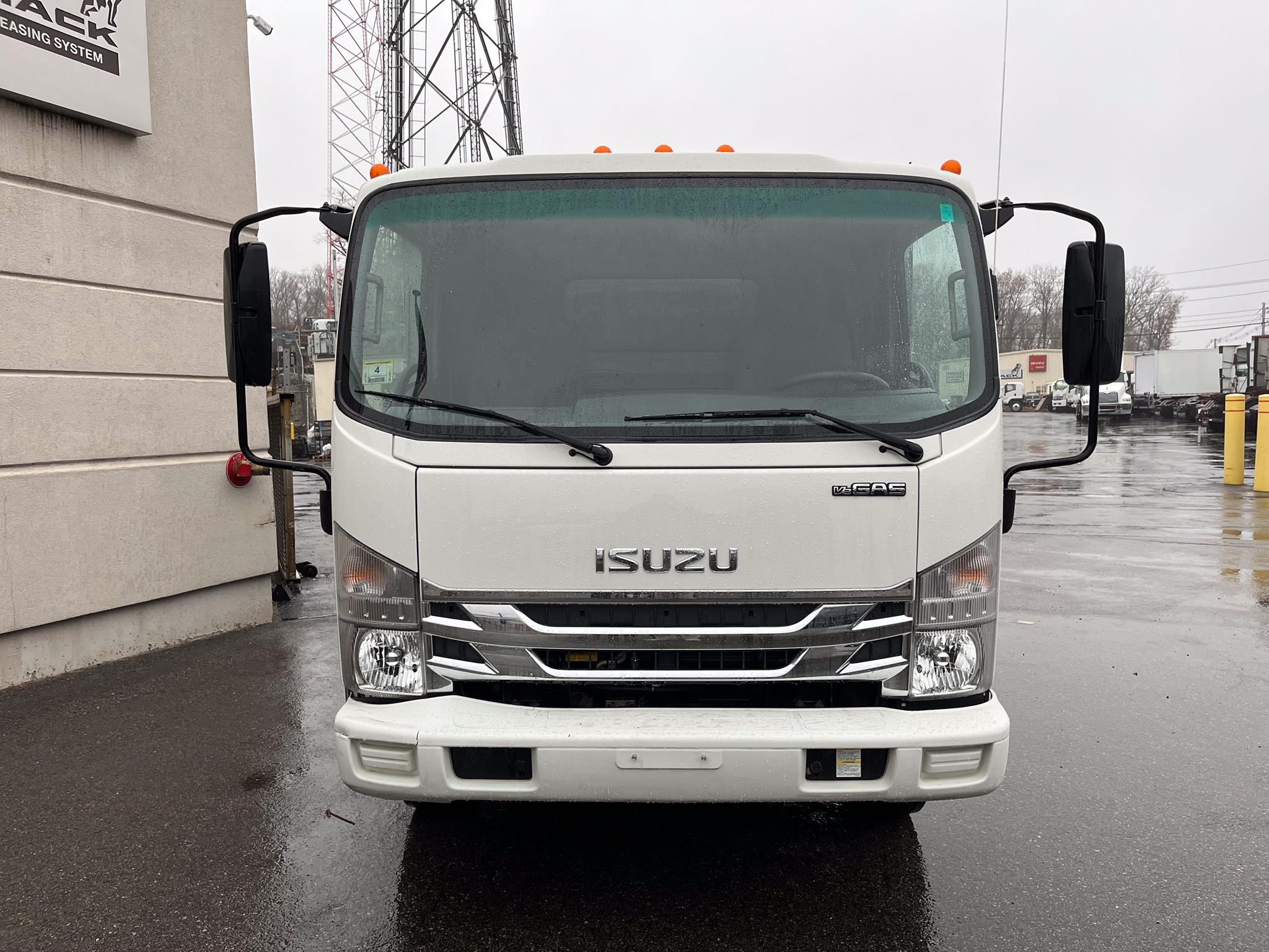 2022 ISUZU NQR - image 2 of 6