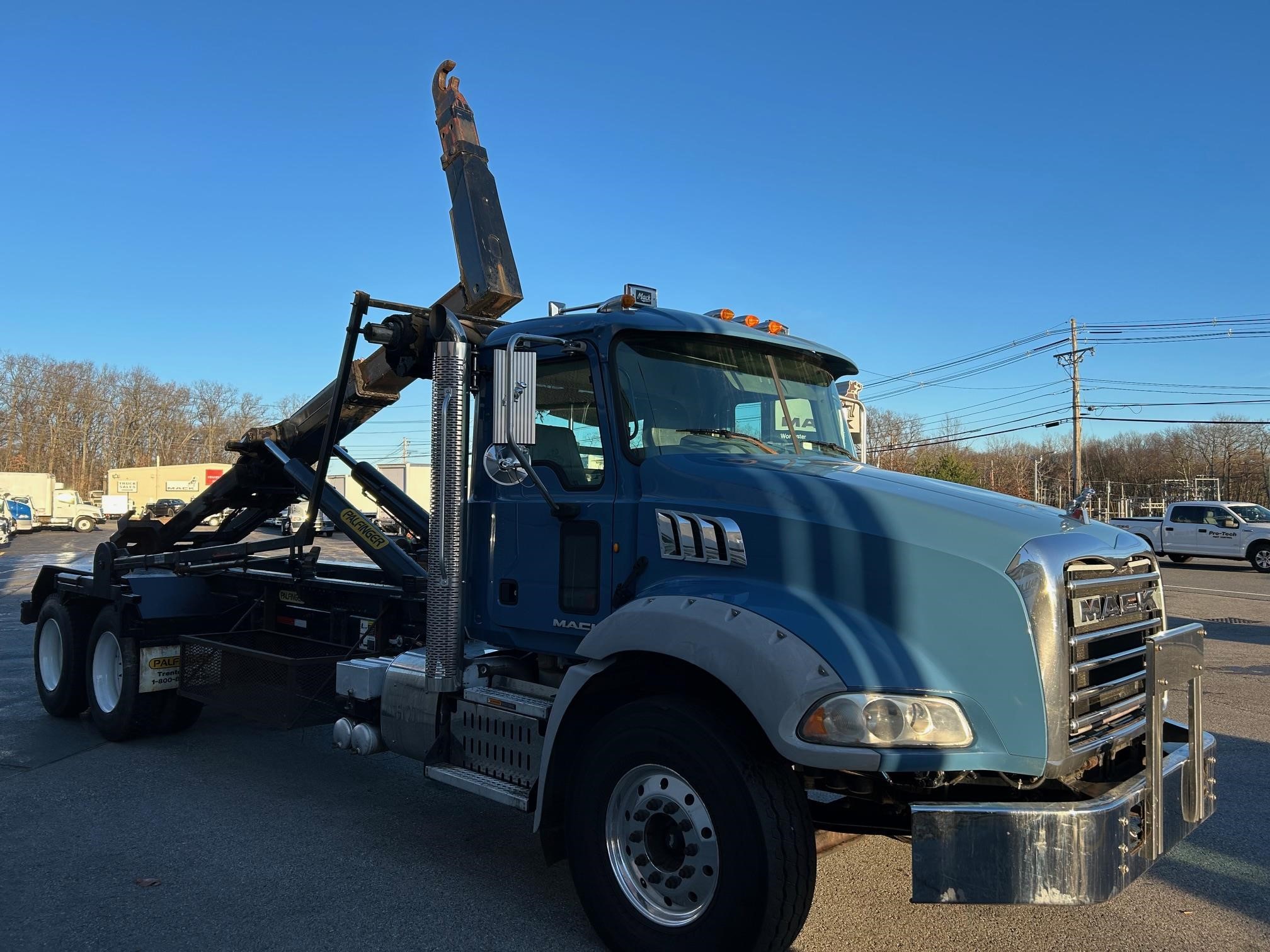 2014 MACK GRANITE GU813 - image 2 of 6