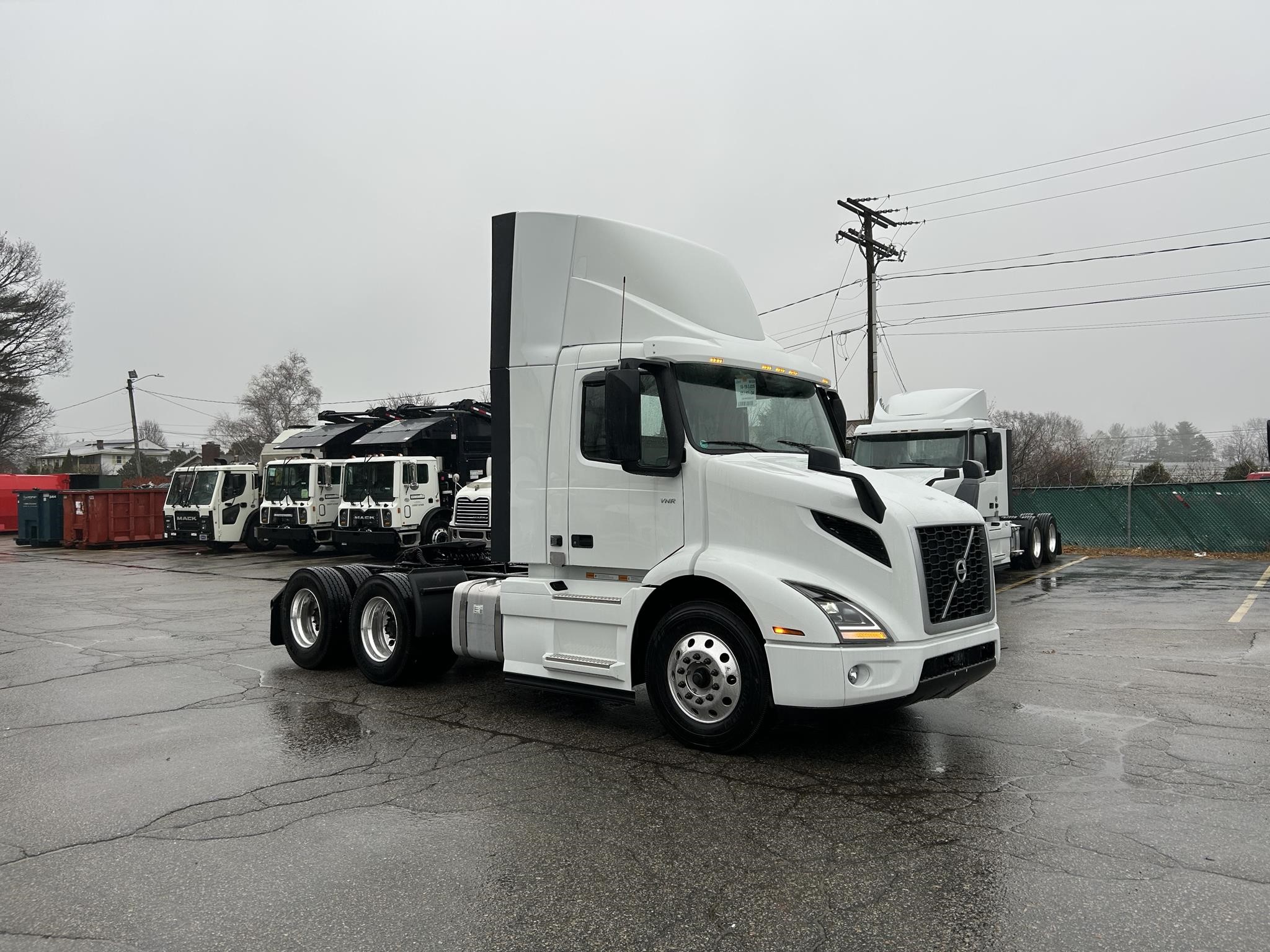 2025 VOLVO VNR64T300 - image 3 of 6