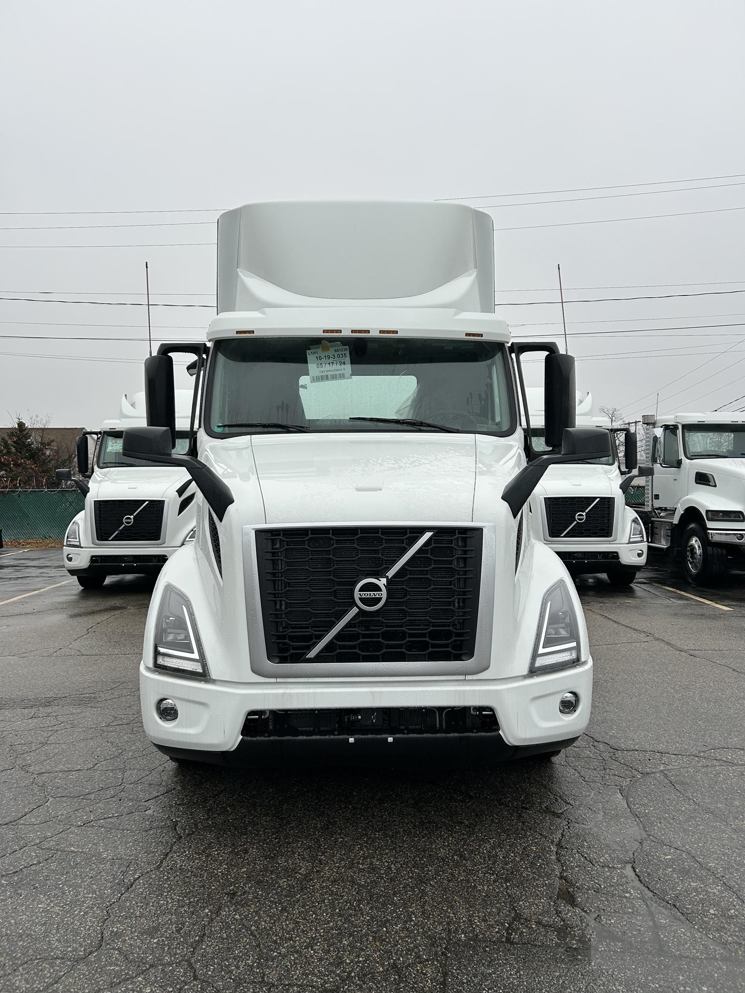 2025 VOLVO VNR64T300 - image 2 of 6